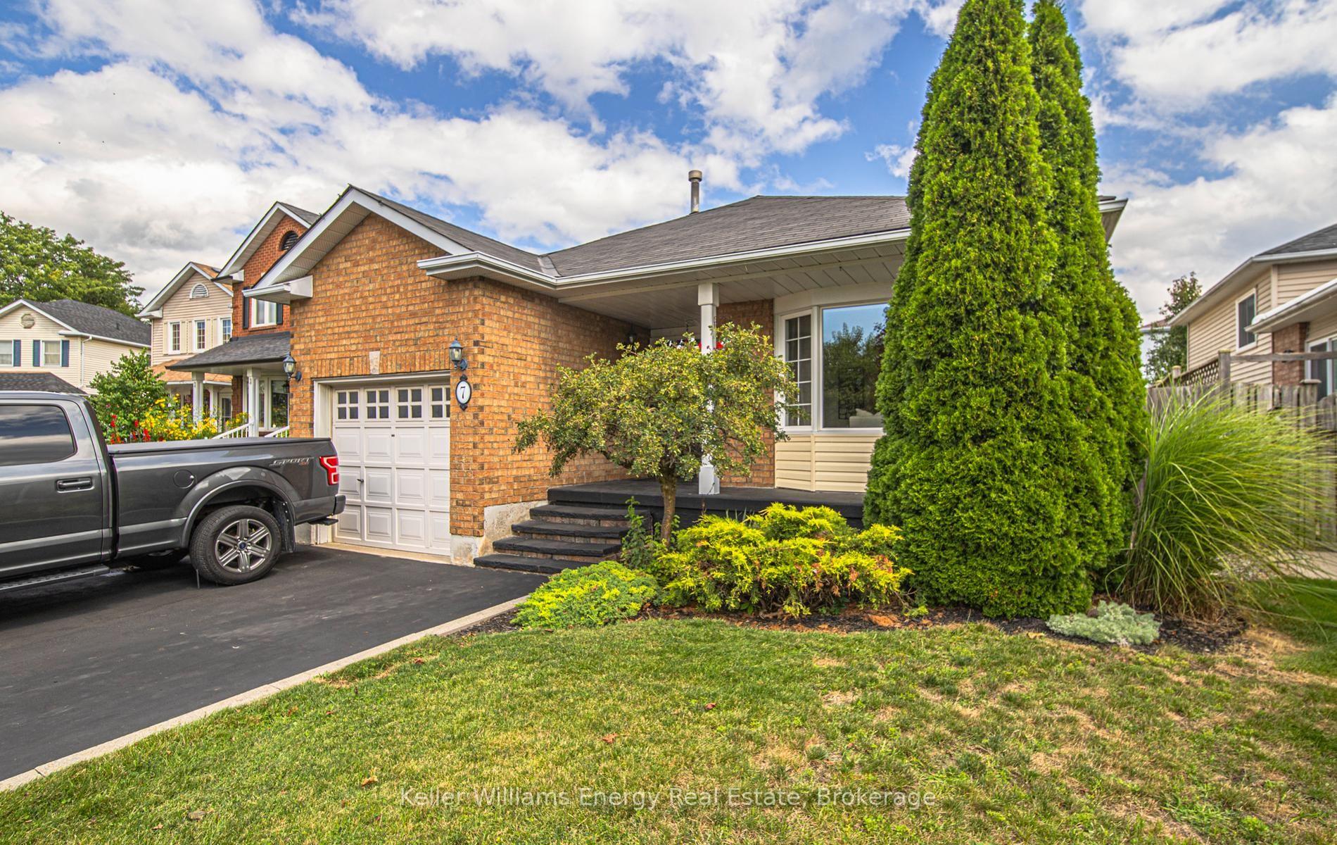 Photo 2 of 7 Stirling Avenue, Clarington, Courtice — HOMEH