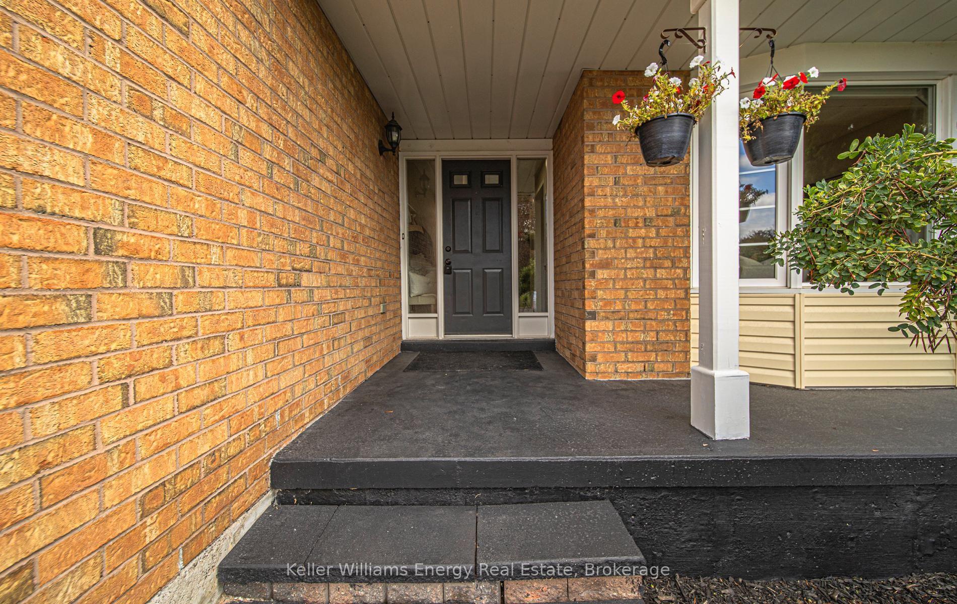 Photo 3 of 7 Stirling Avenue, Clarington, Courtice — HOMEH