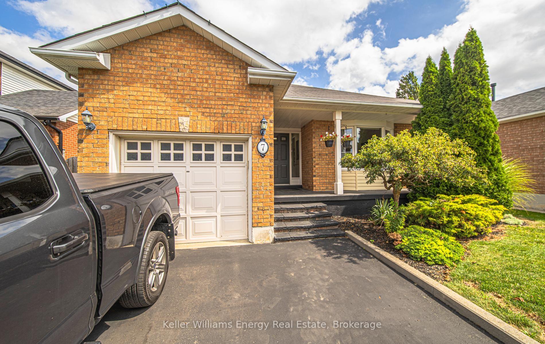 Photo 4 of 7 Stirling Avenue, Clarington, Courtice — HOMEH