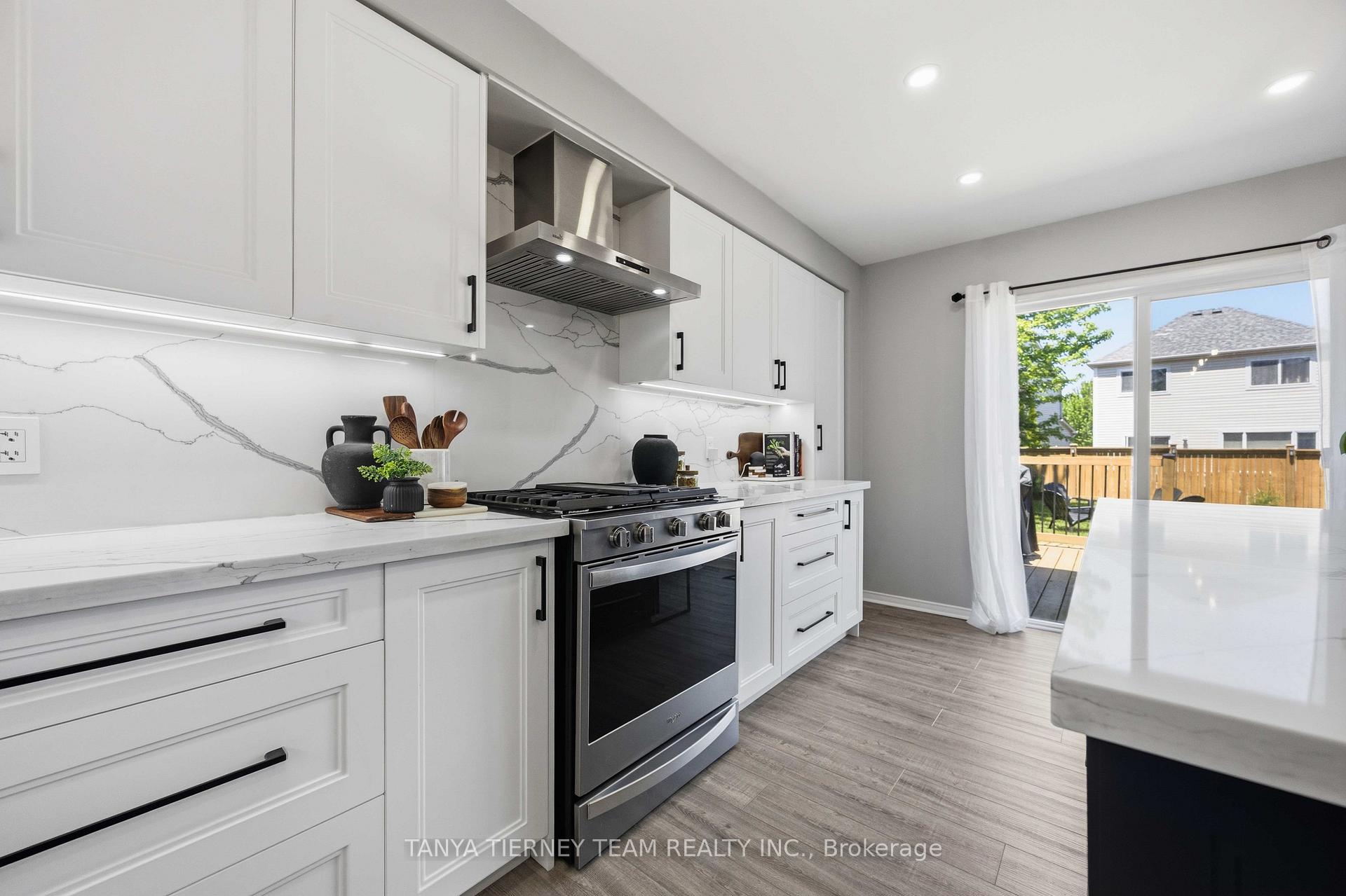 Photo 13 of 76 Vipond Road, Whitby, Brooklin — HOMEH