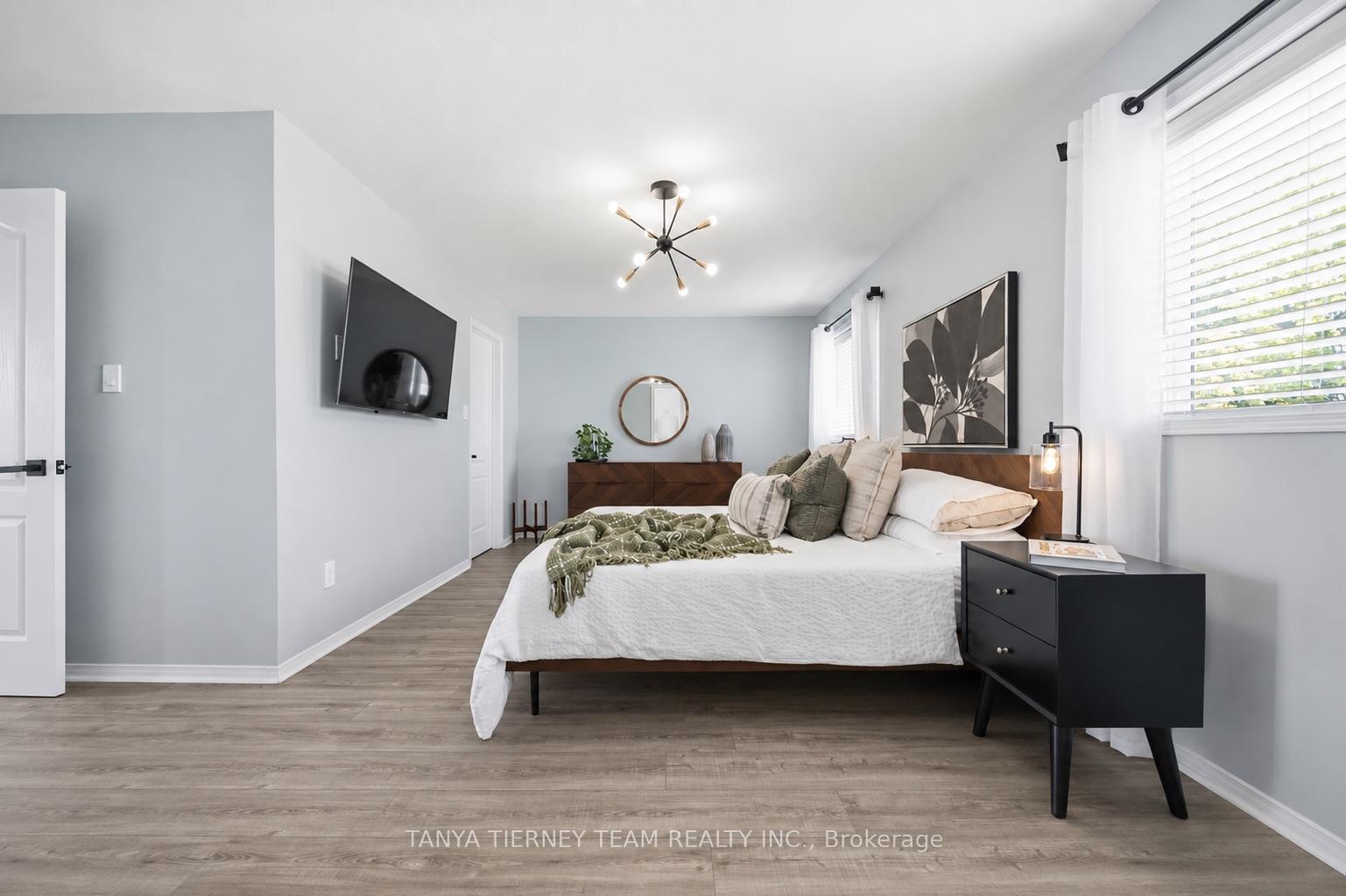 Photo 23 of 76 Vipond Road, Whitby, Brooklin — HOMEH