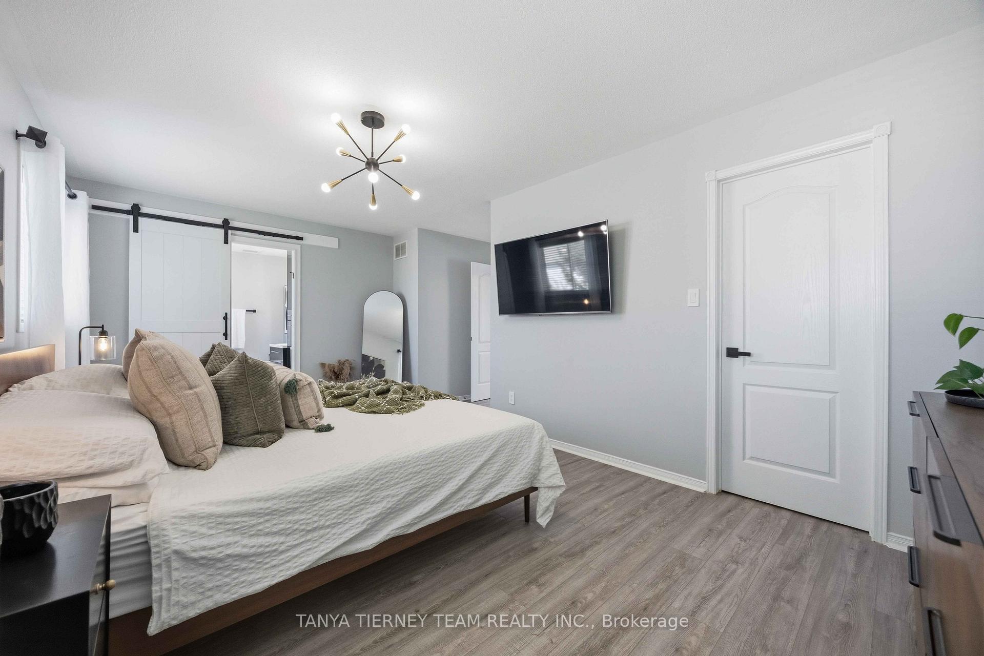 Photo 24 of 76 Vipond Road, Whitby, Brooklin — HOMEH