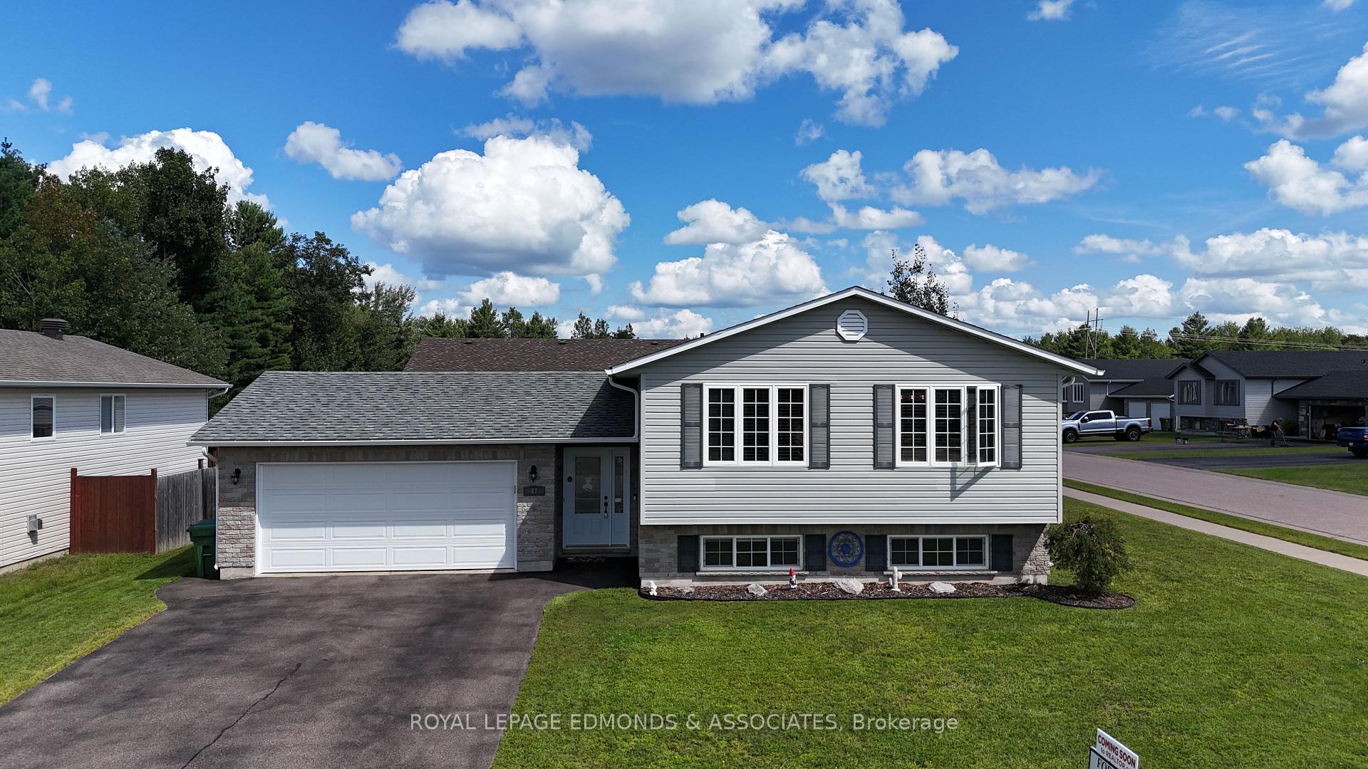 Photo 1 of 47 Winfield Street, Petawawa, Petawawa — HOMEH