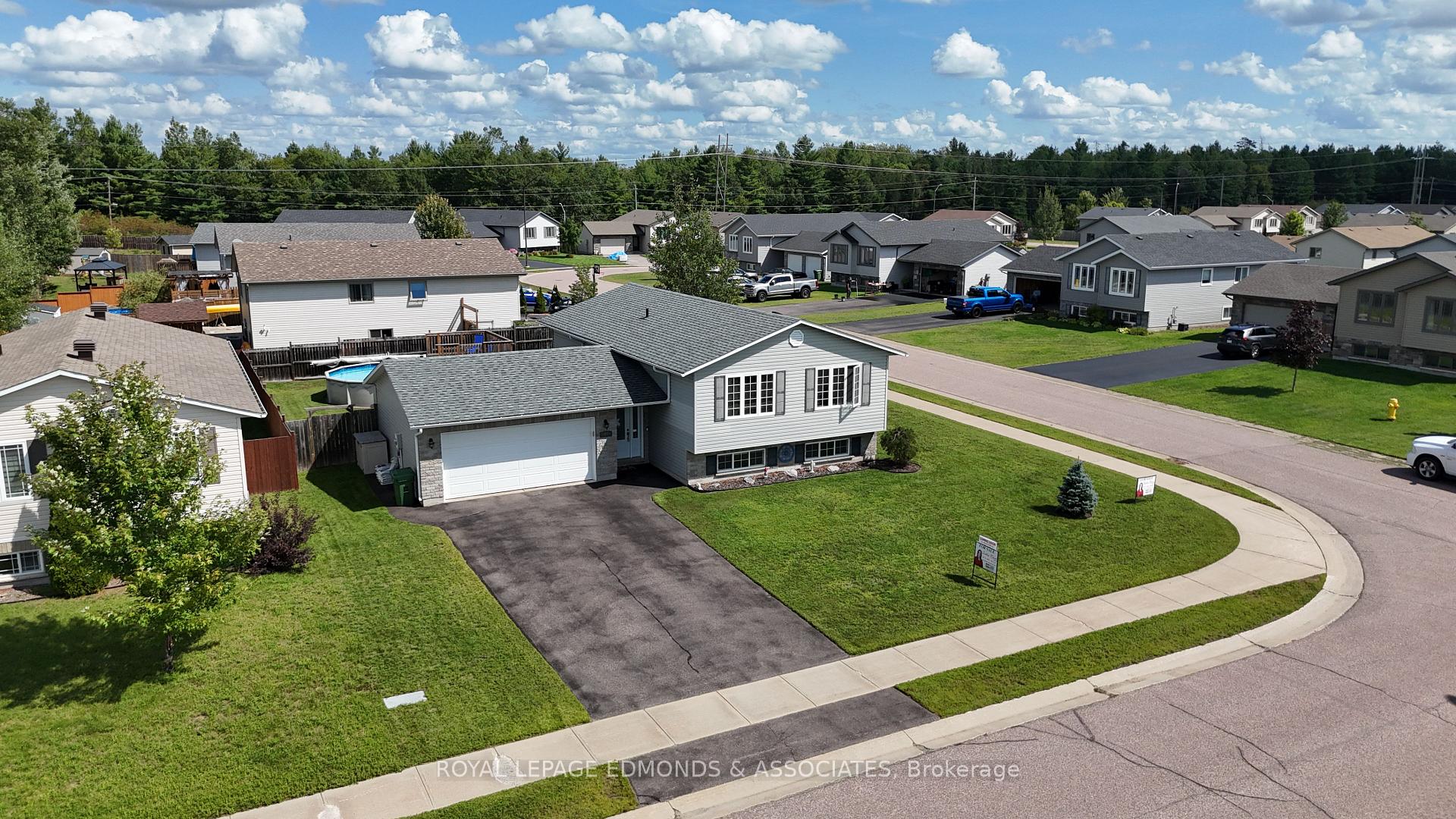 Photo 2 of 47 Winfield Street, Petawawa, Petawawa — HOMEH