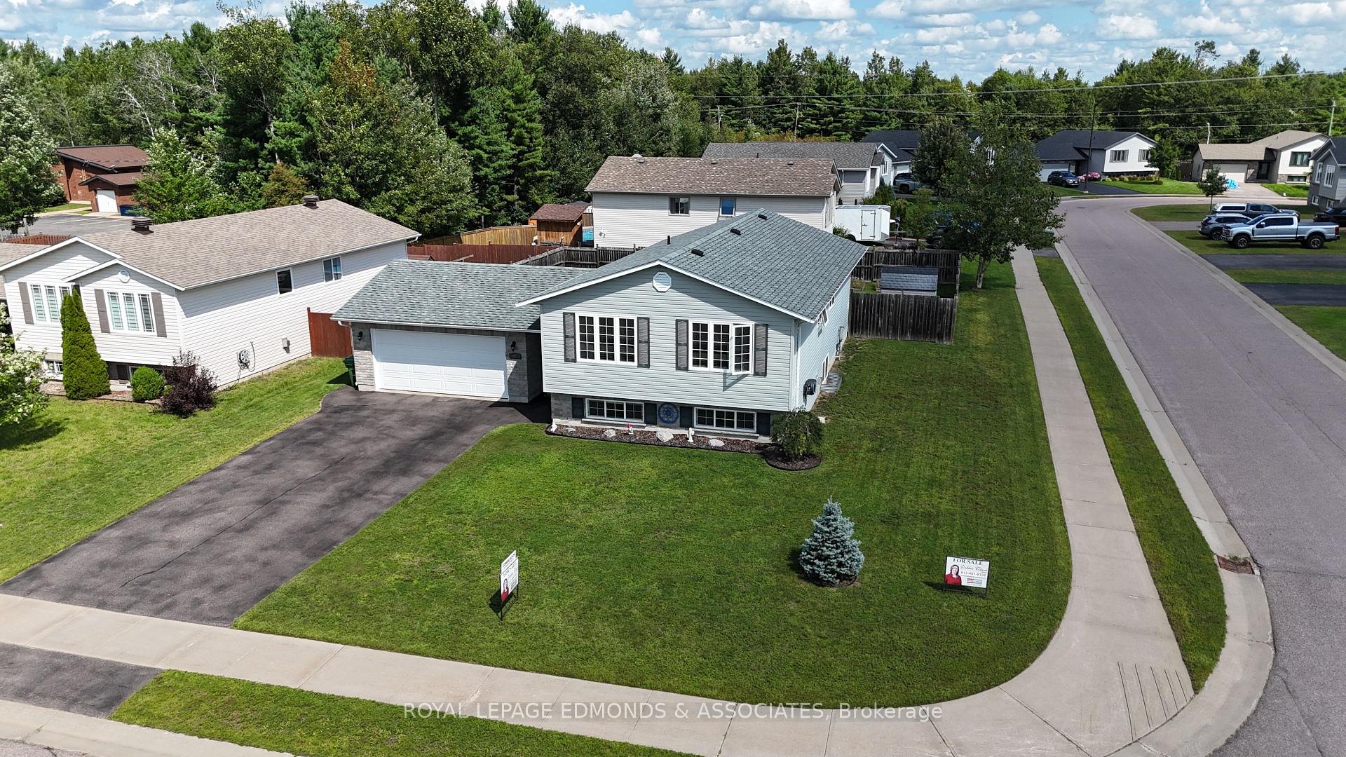 Photo 3 of 47 Winfield Street, Petawawa, Petawawa — HOMEH