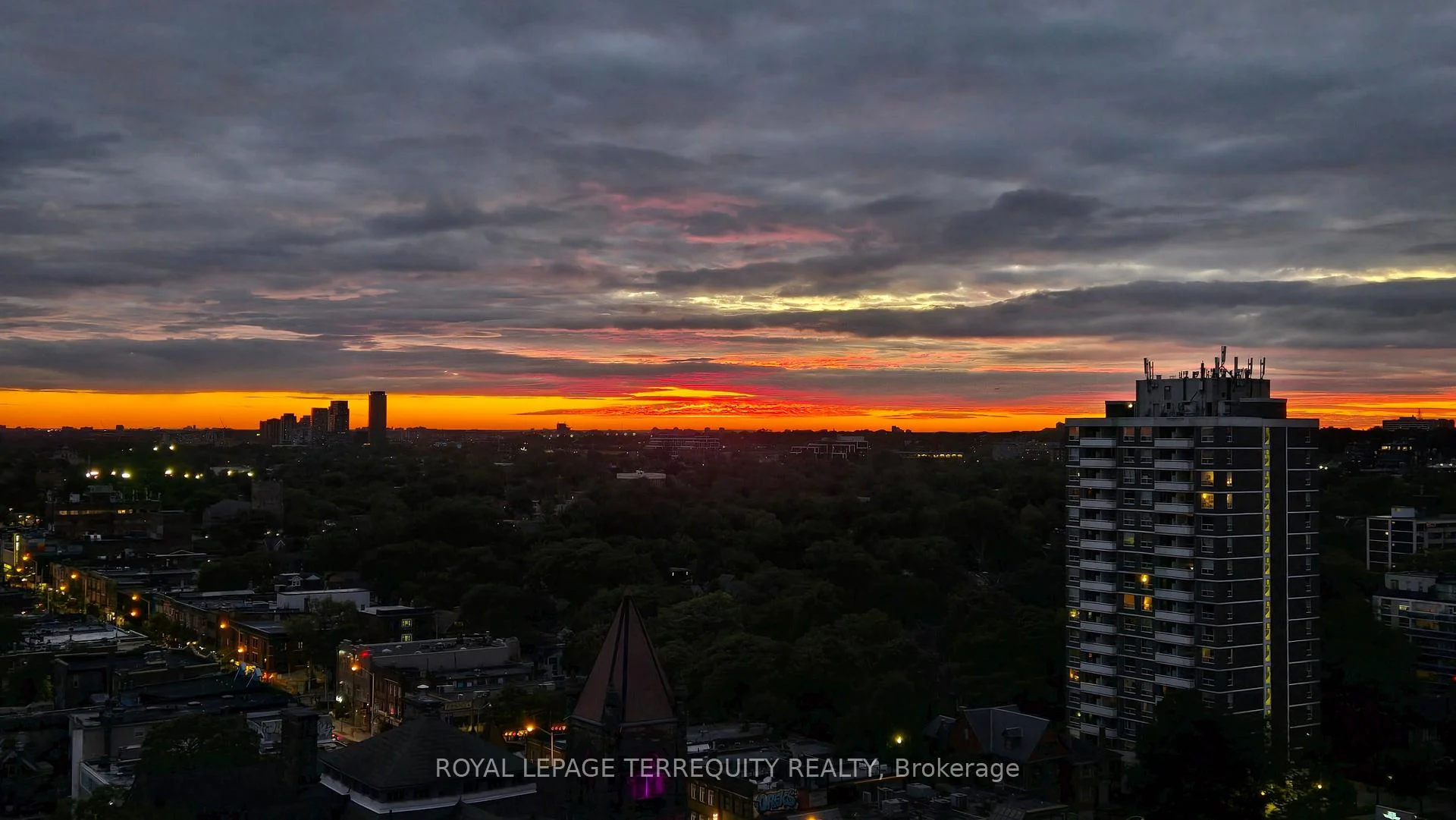 Photo 6 of Unit 1606, 736 Spadina Avenue, Toronto, University — HOMEH