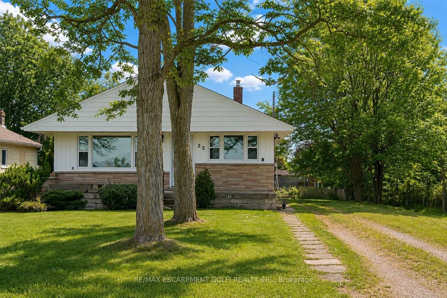 Photo 2 of 22 Kelson Avenue S, Grimsby, Grimsby West — HOMEH