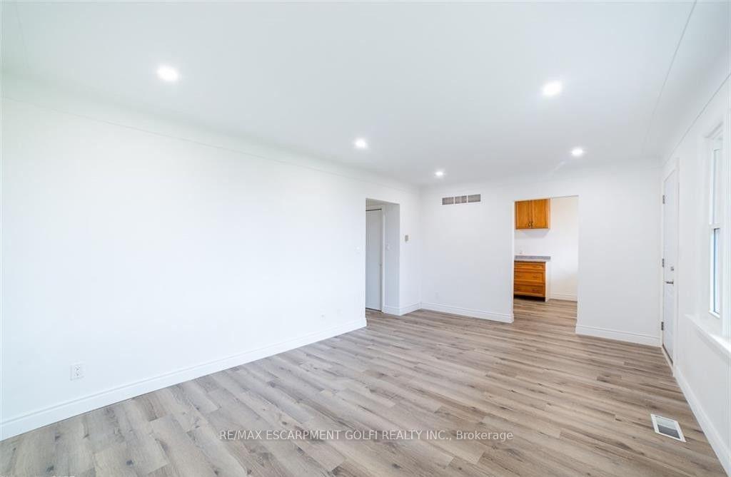 Photo 5 of 22 Kelson Avenue S, Grimsby, Grimsby West — HOMEH