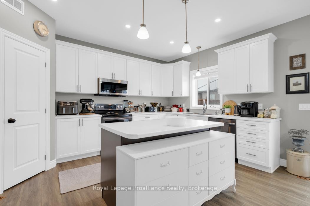 Photo 12 of 49 Redwood Drive, Belleville, Thurlow Ward — HOMEH