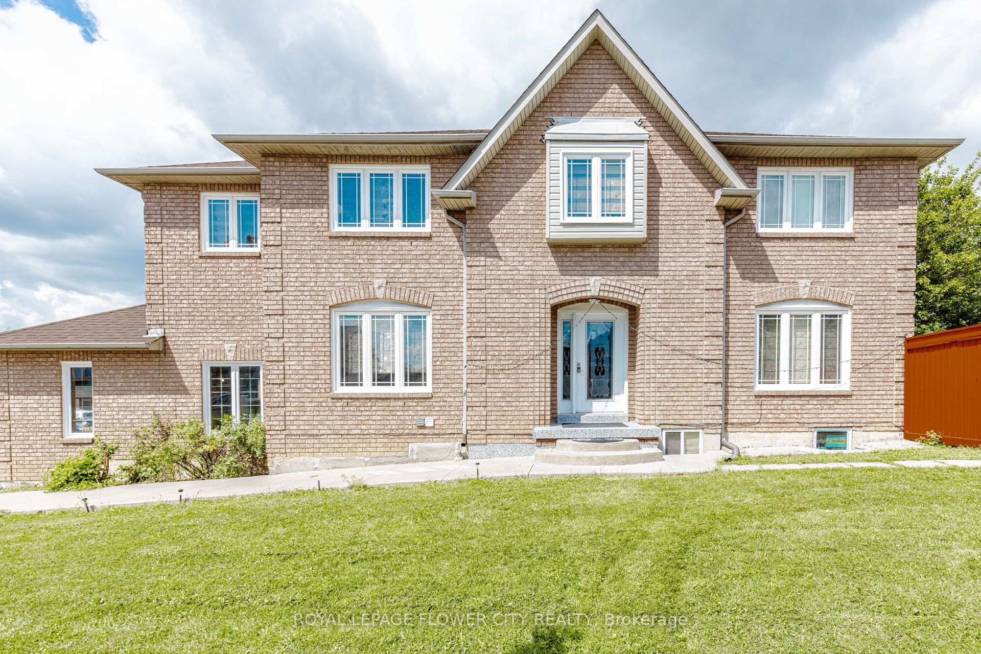 Front of 14 Canarvan Court