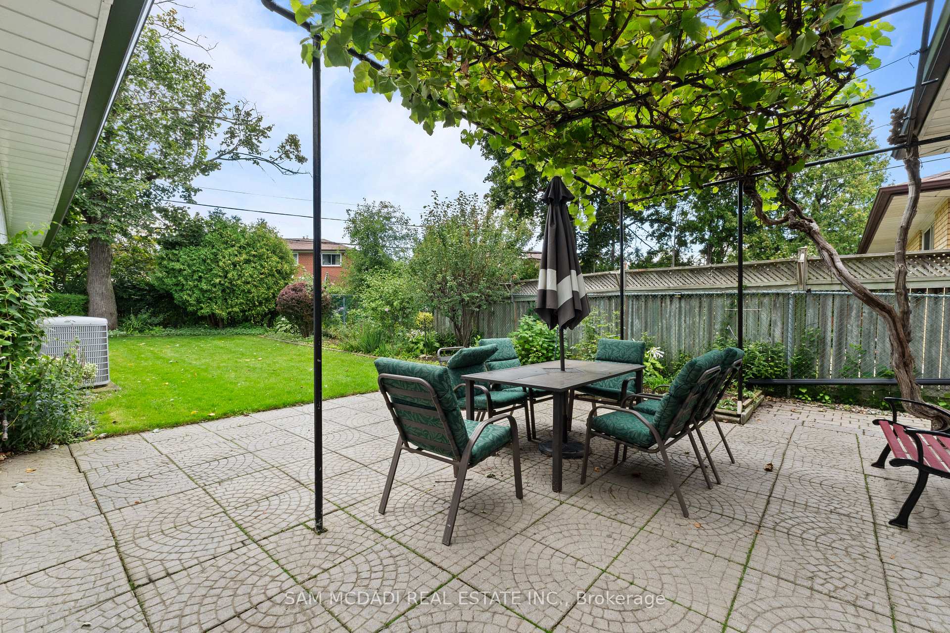 Photo 8 of 248 Wellesworth Drive, Etobicoke, Eringate-Centennial-West Deane — HOMEH