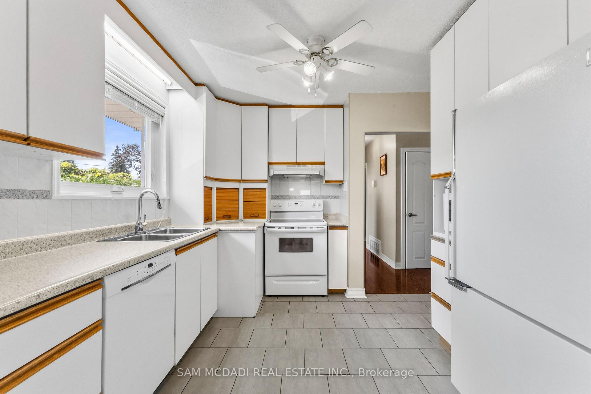 Photo 28 of 248 Wellesworth Drive, Etobicoke, Eringate-Centennial-West Deane — HOMEH