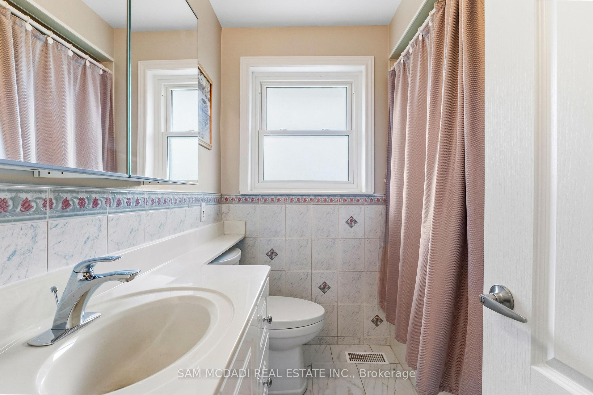 Photo 37 of 248 Wellesworth Drive, Etobicoke, Eringate-Centennial-West Deane — HOMEH