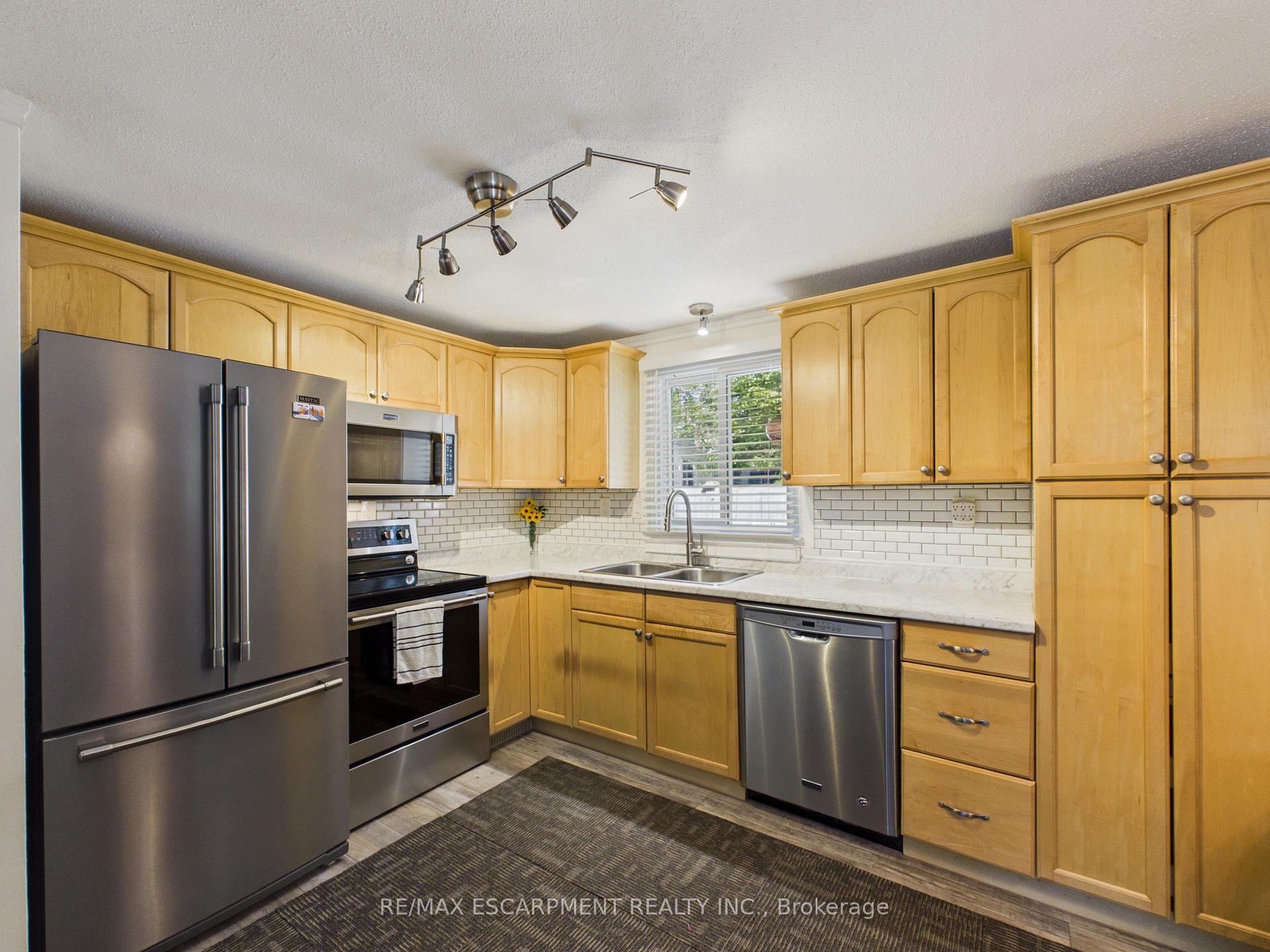 Photo 10 of 25 Wellington Street, Bracebridge — HOMEH