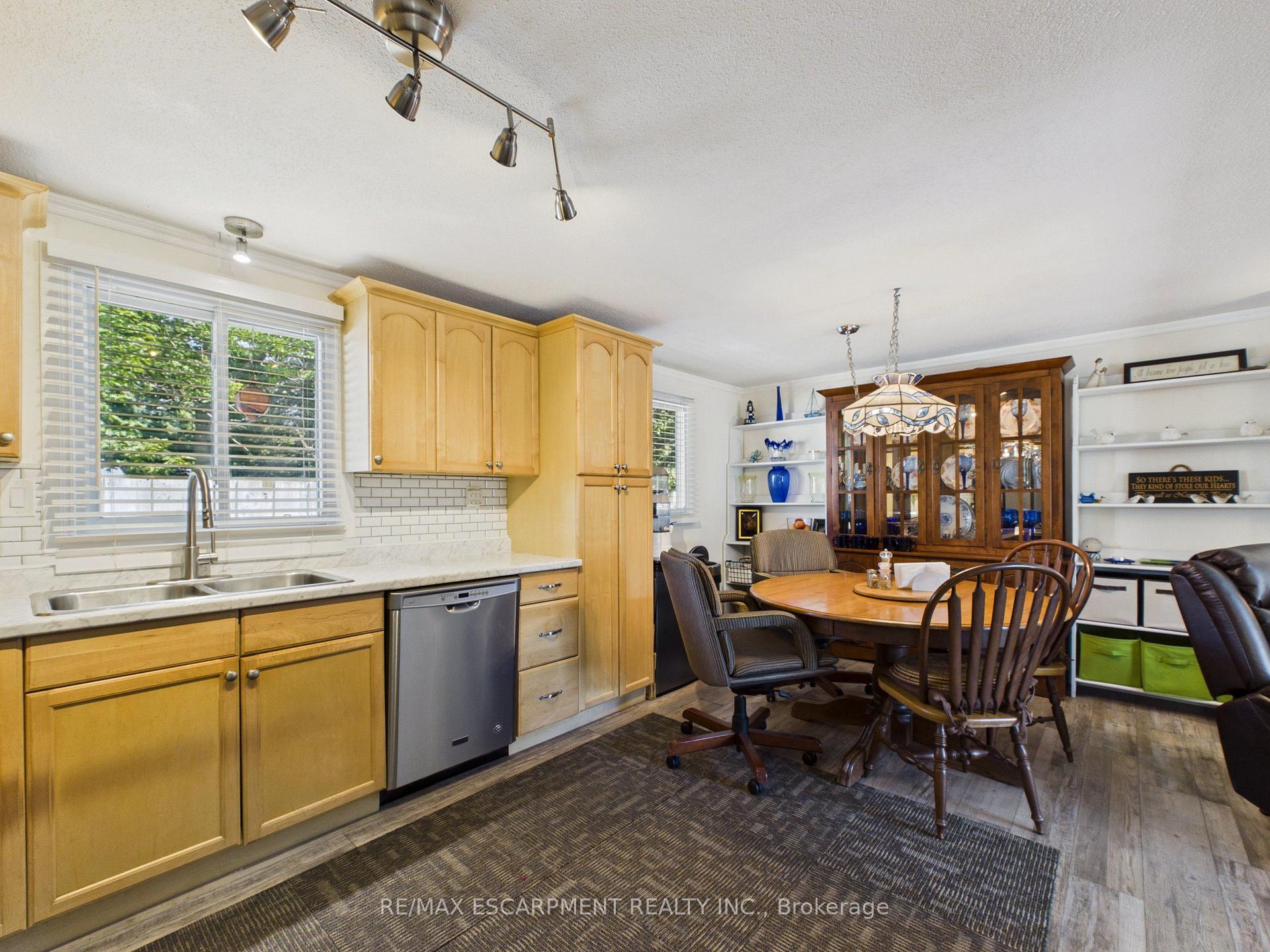 Photo 11 of 25 Wellington Street, Bracebridge — HOMEH