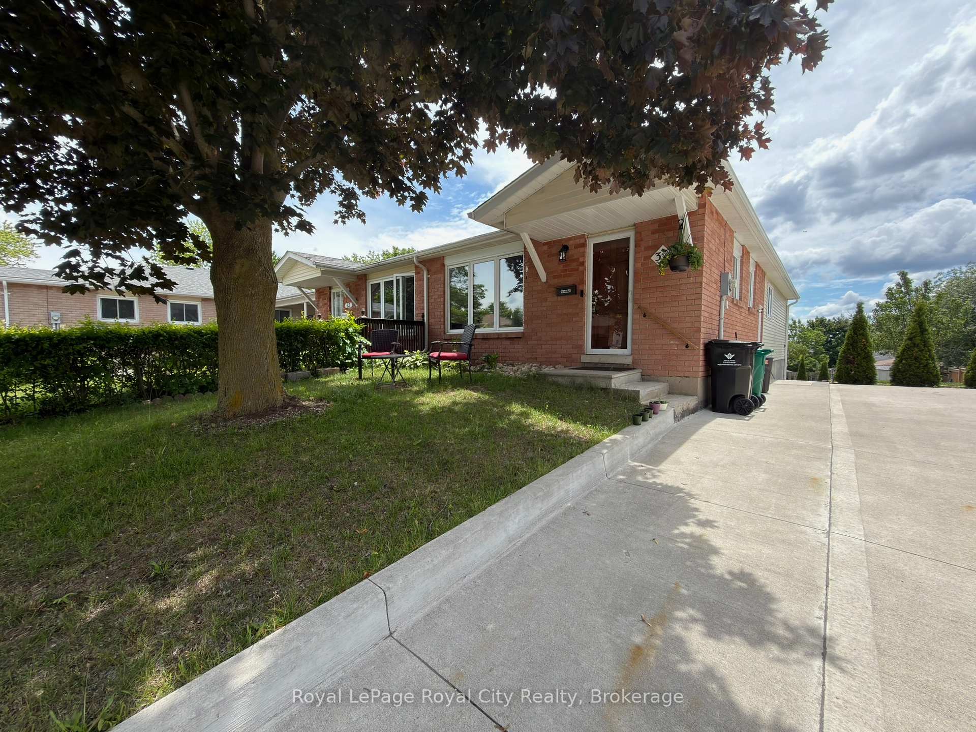 Photo 2 of 34 Nora Court, Cambridge, Silver Heights — HOMEH