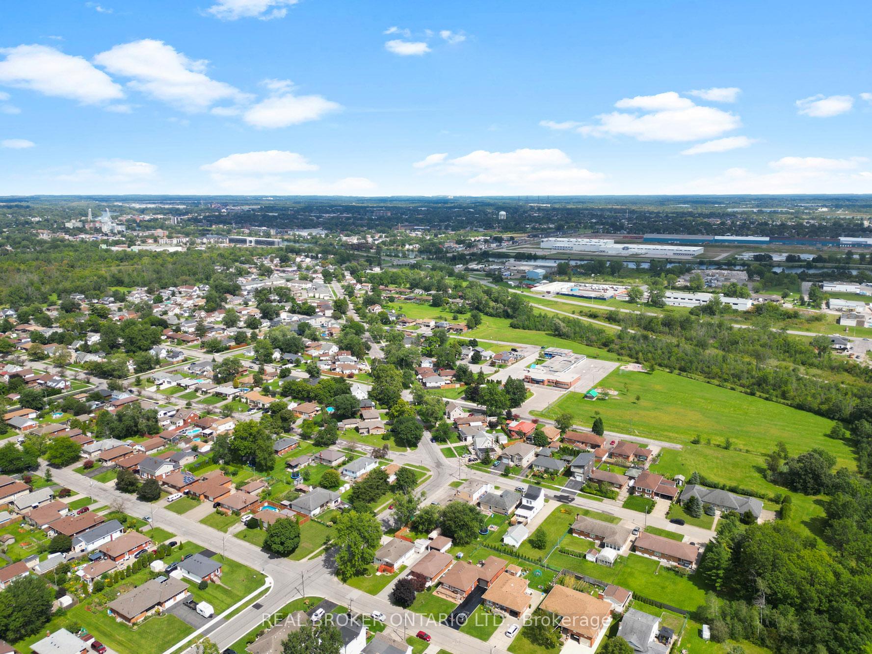 Photo 3 of 307 Kilgour Avenue, Welland, Broadway — HOMEH
