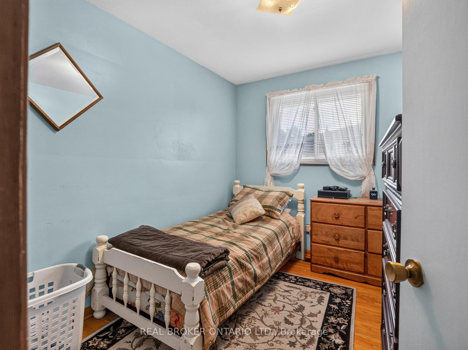 Photo 17 of 307 Kilgour Avenue, Welland, Broadway — HOMEH
