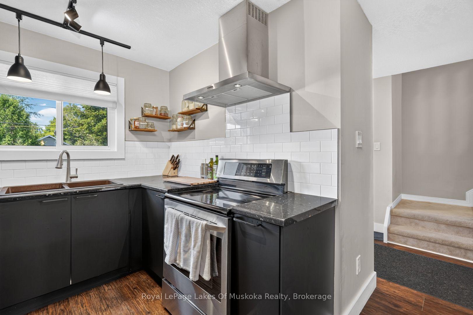 Photo 16 of 570 John Street S, Gravenhurst, Muskoka (S) — HOMEH
