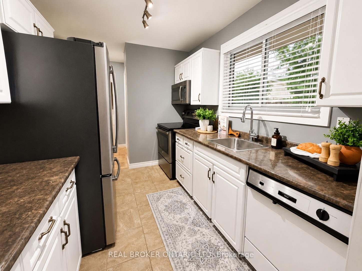 Photo 6 of 95 Clifton Crescent S, London, South Q — HOMEH