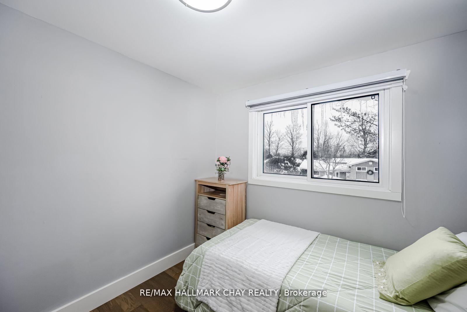 Photo 11 of 17 Walker Avenue, Orillia — HOMEH