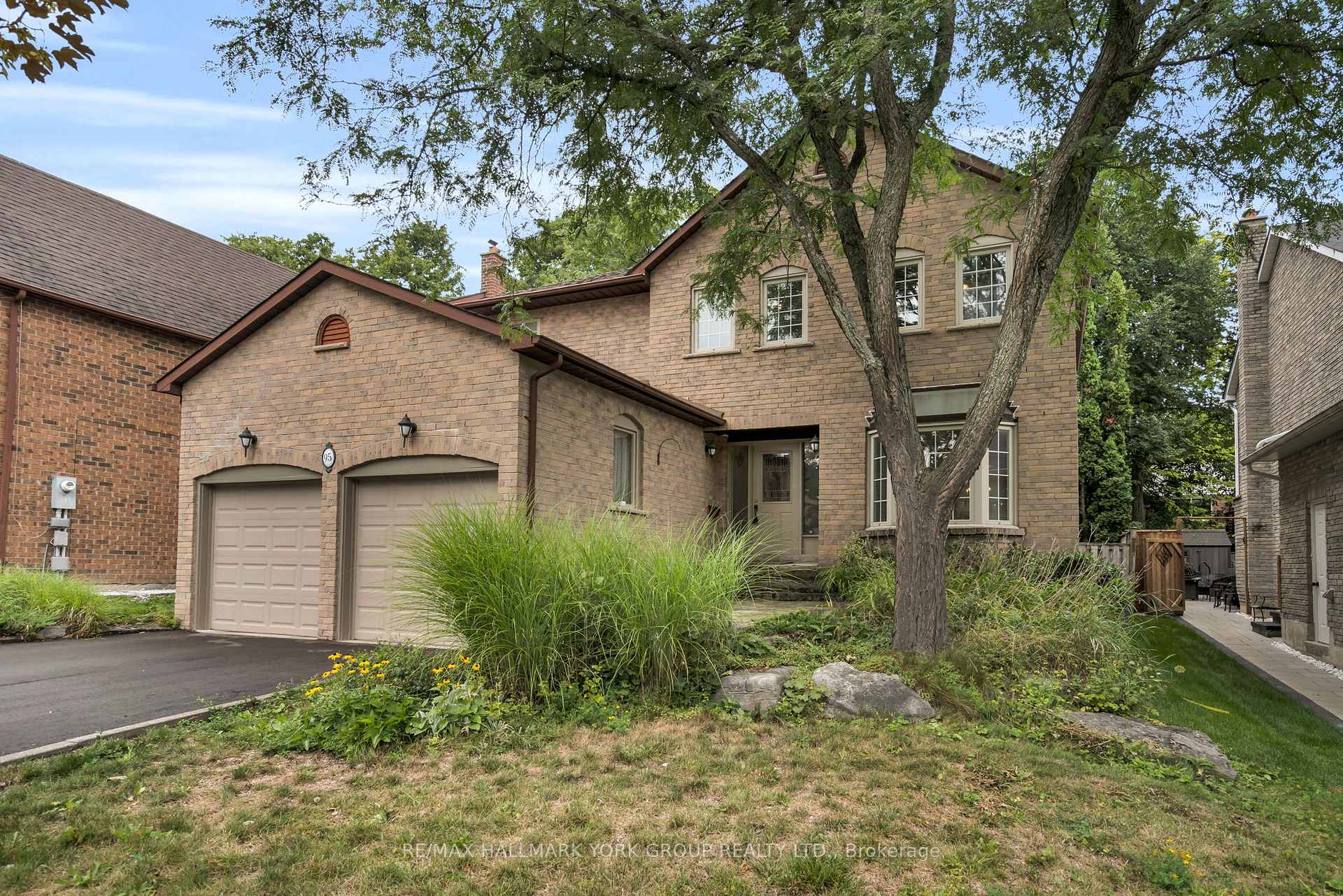 Photo 2 of 95 Gilbank Drive, Aurora, Aurora Heights — HOMEH