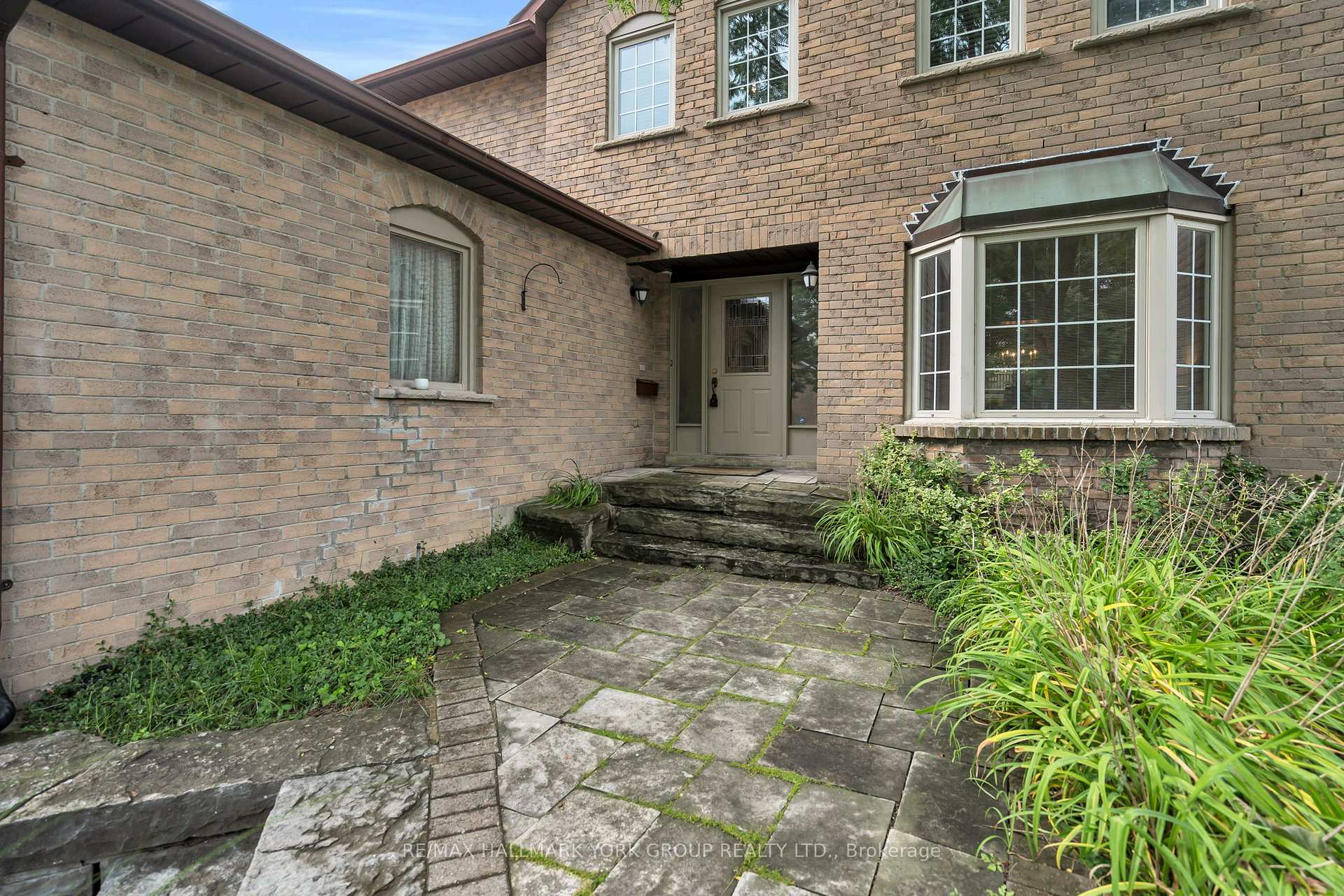 Photo 3 of 95 Gilbank Drive, Aurora, Aurora Heights — HOMEH