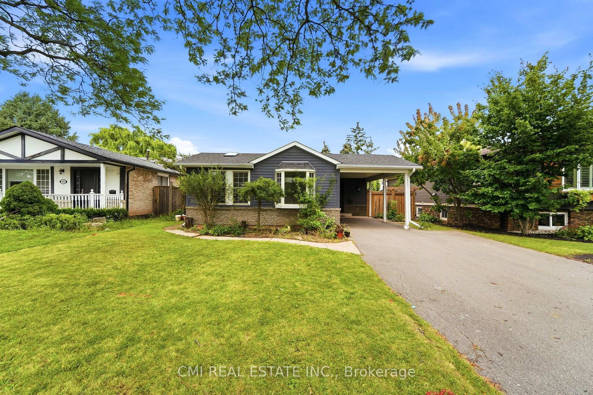 Photo 2 of 677 Lomond Crescent, Burlington, Shoreacres — HOMEH