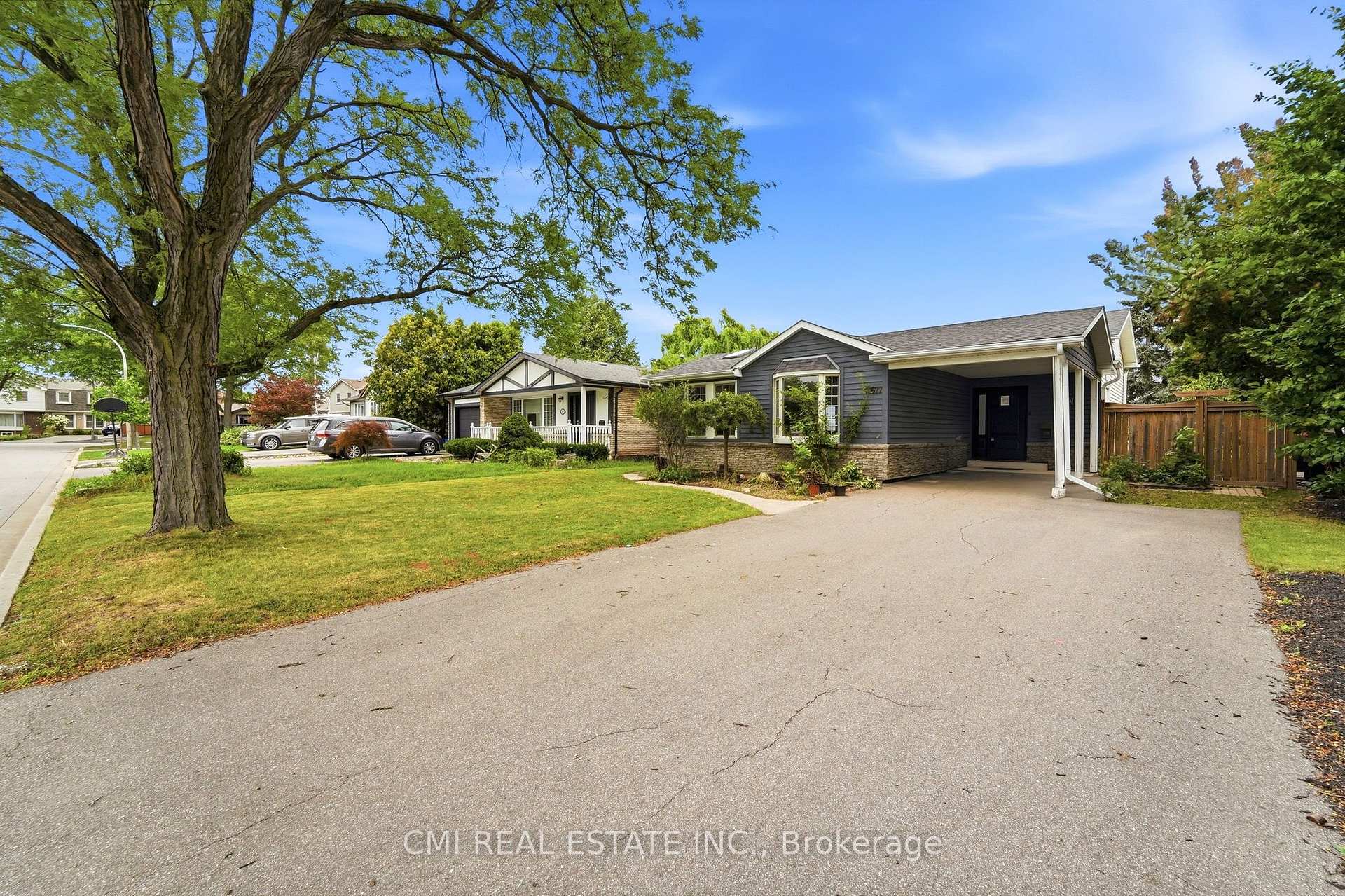 Photo 3 of 677 Lomond Crescent, Burlington, Shoreacres — HOMEH