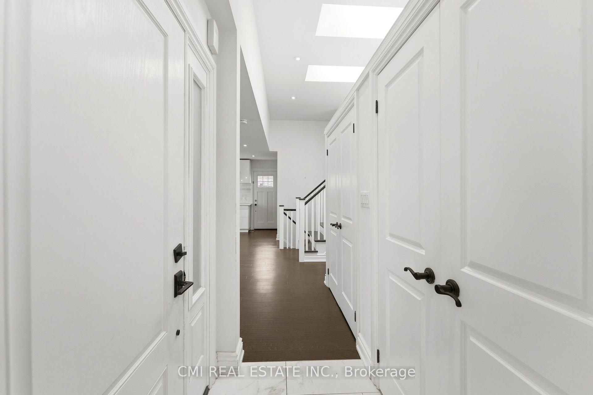 Photo 4 of 677 Lomond Crescent, Burlington, Shoreacres — HOMEH
