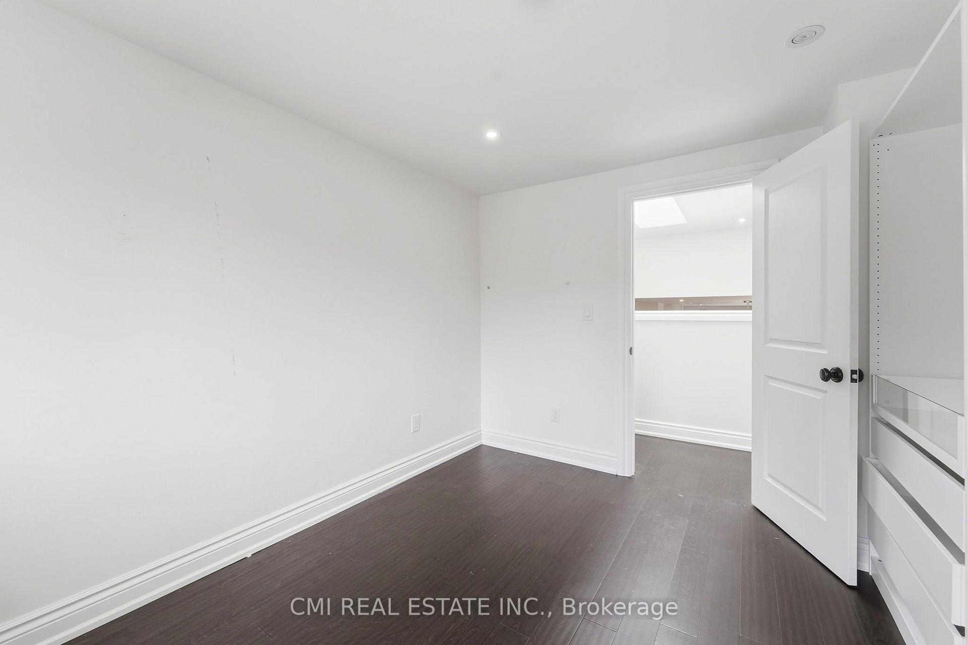Photo 21 of 677 Lomond Crescent, Burlington, Shoreacres — HOMEH
