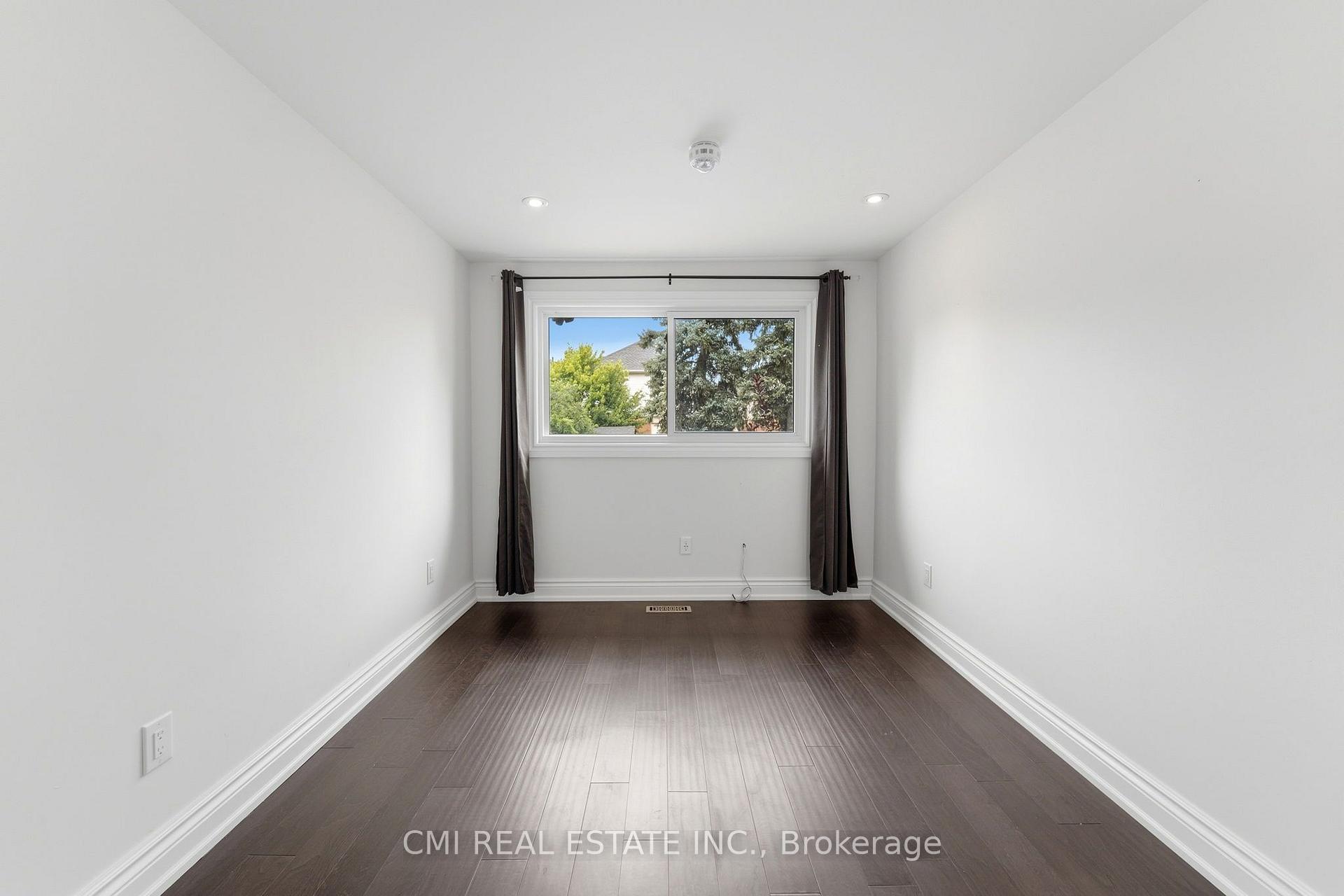 Photo 25 of 677 Lomond Crescent, Burlington, Shoreacres — HOMEH