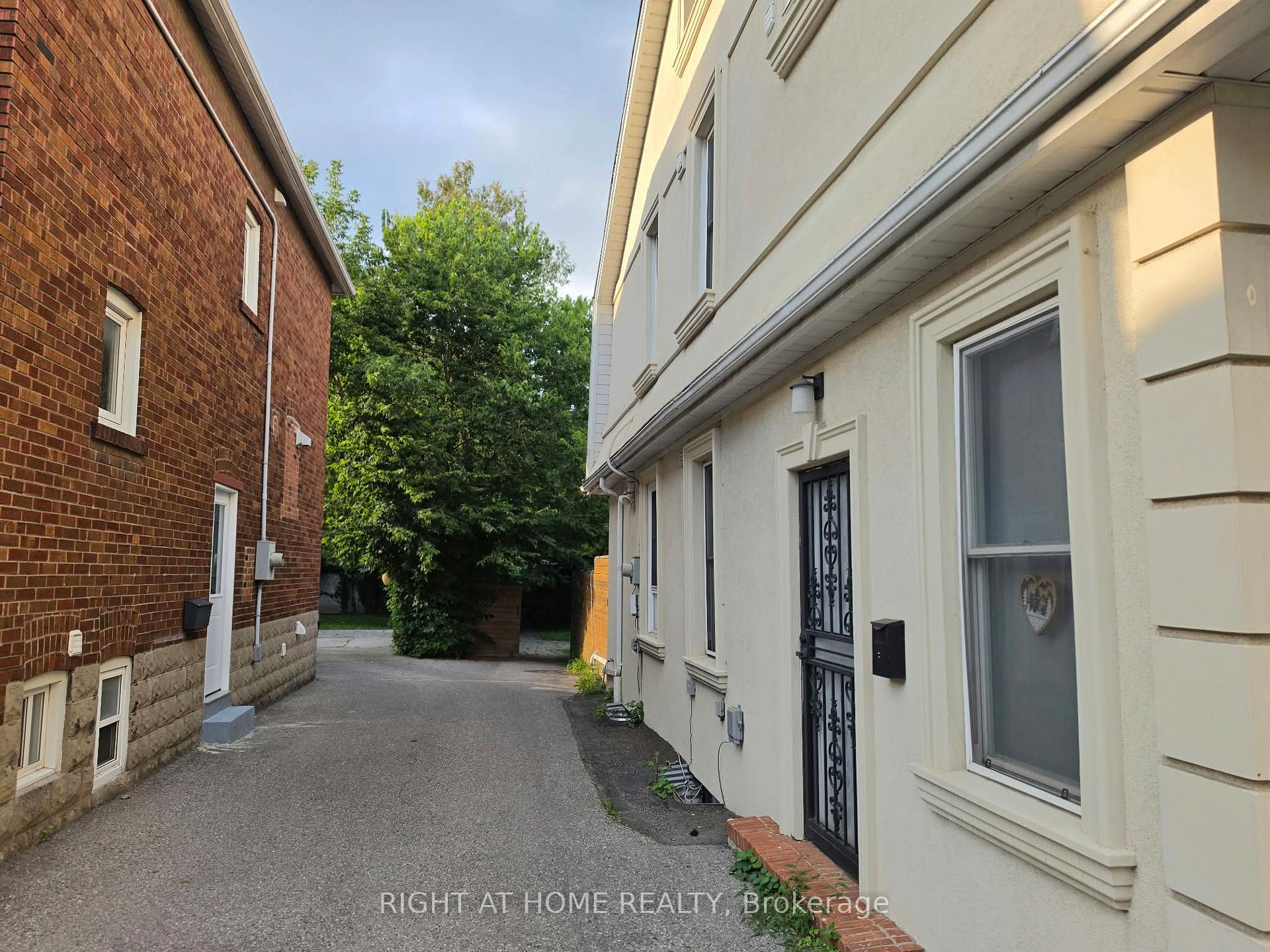 Photo 2 of Unit Main, 154 Davisville Avenue, Toronto, Mount Pleasant West — HOMEH