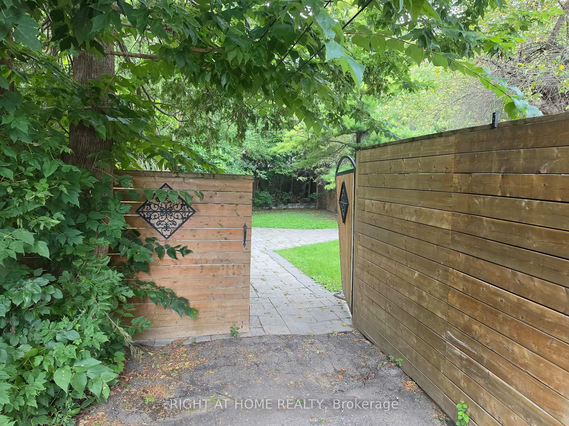 Photo 3 of Unit Main, 154 Davisville Avenue, Toronto, Mount Pleasant West — HOMEH