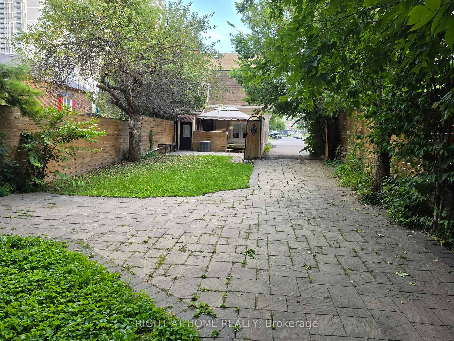 Photo 4 of Unit Main, 154 Davisville Avenue, Toronto, Mount Pleasant West — HOMEH
