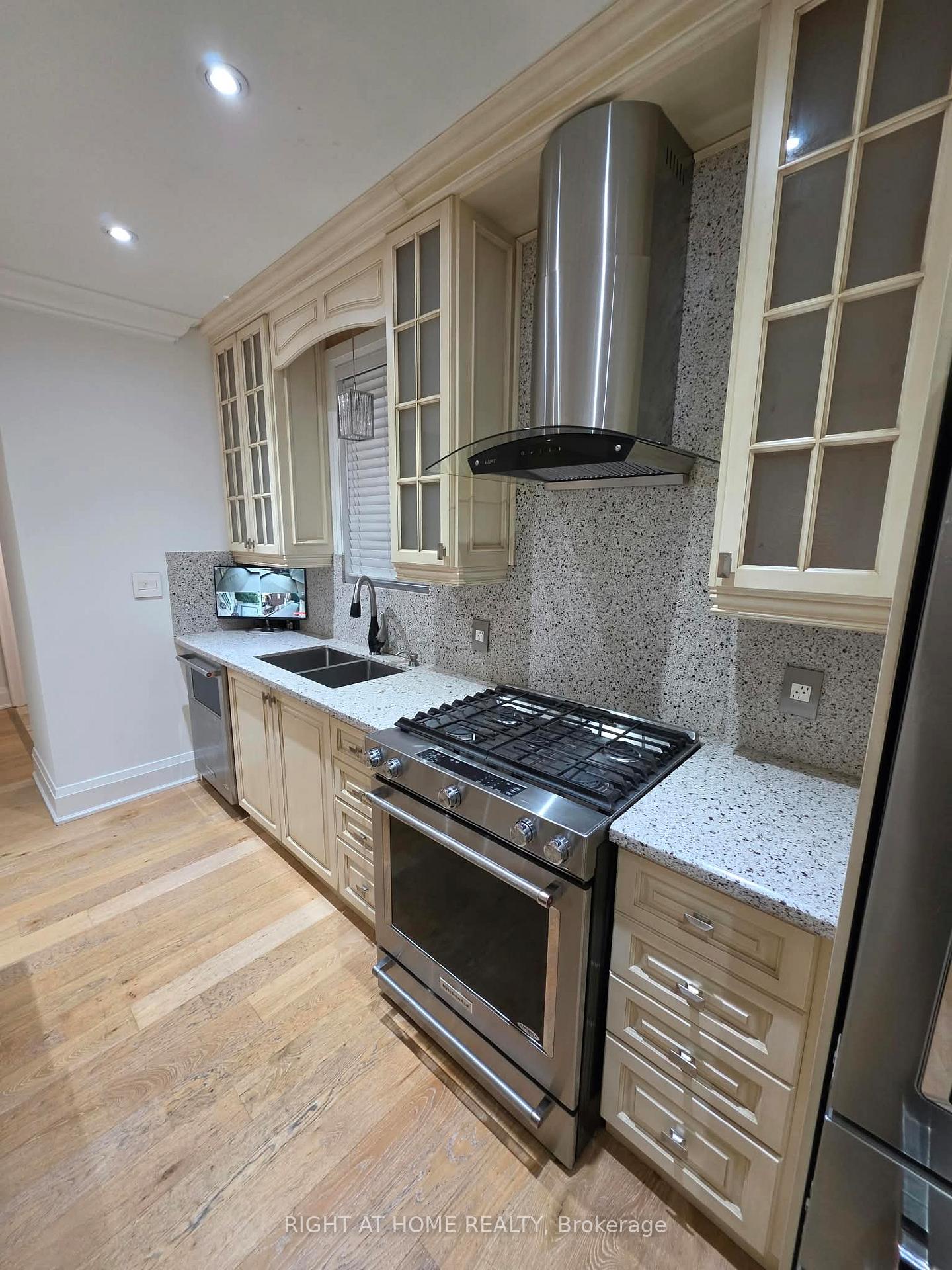Photo 15 of Unit Main, 154 Davisville Avenue, Toronto, Mount Pleasant West — HOMEH