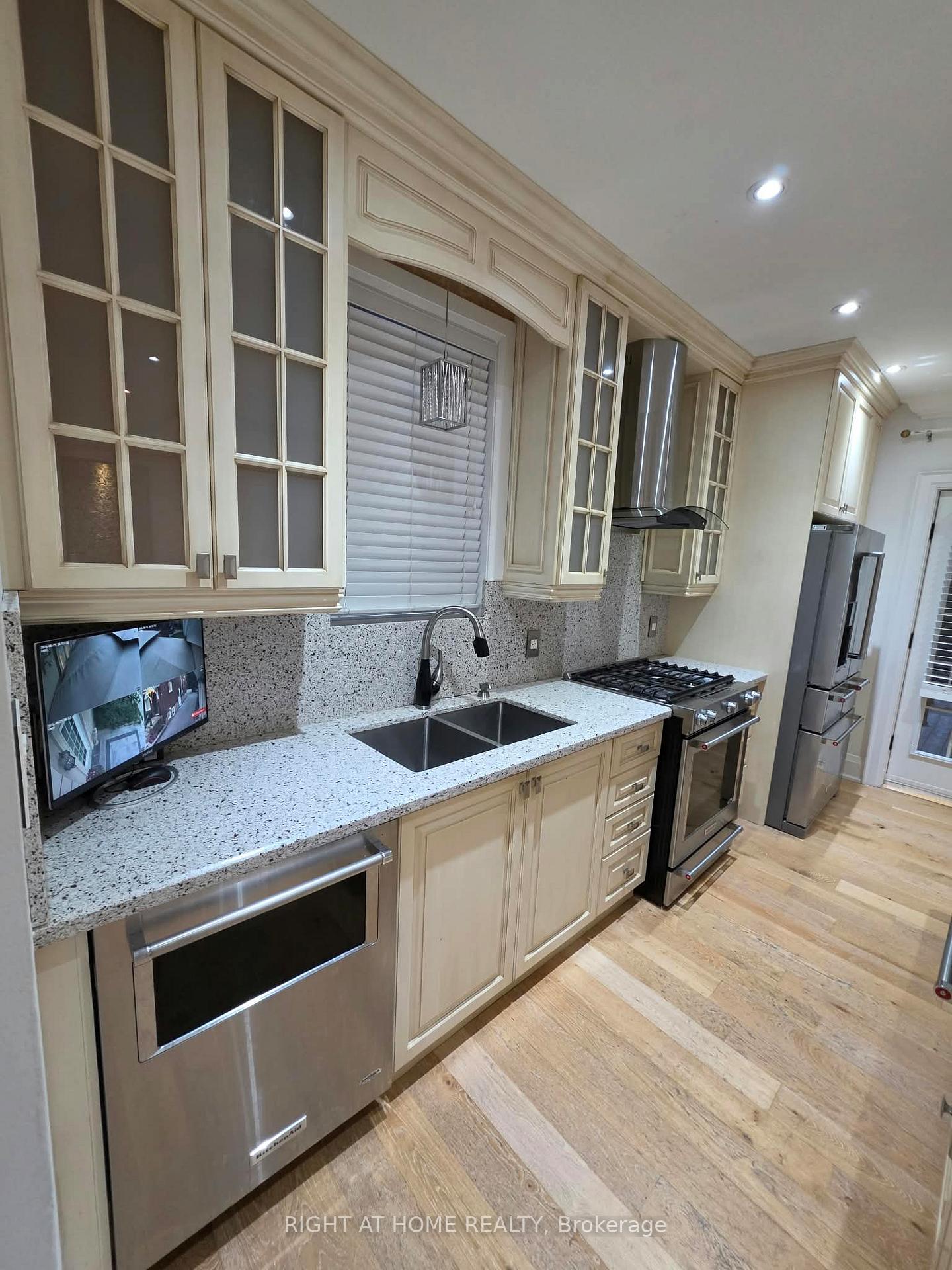 Photo 16 of Unit Main, 154 Davisville Avenue, Toronto, Mount Pleasant West — HOMEH
