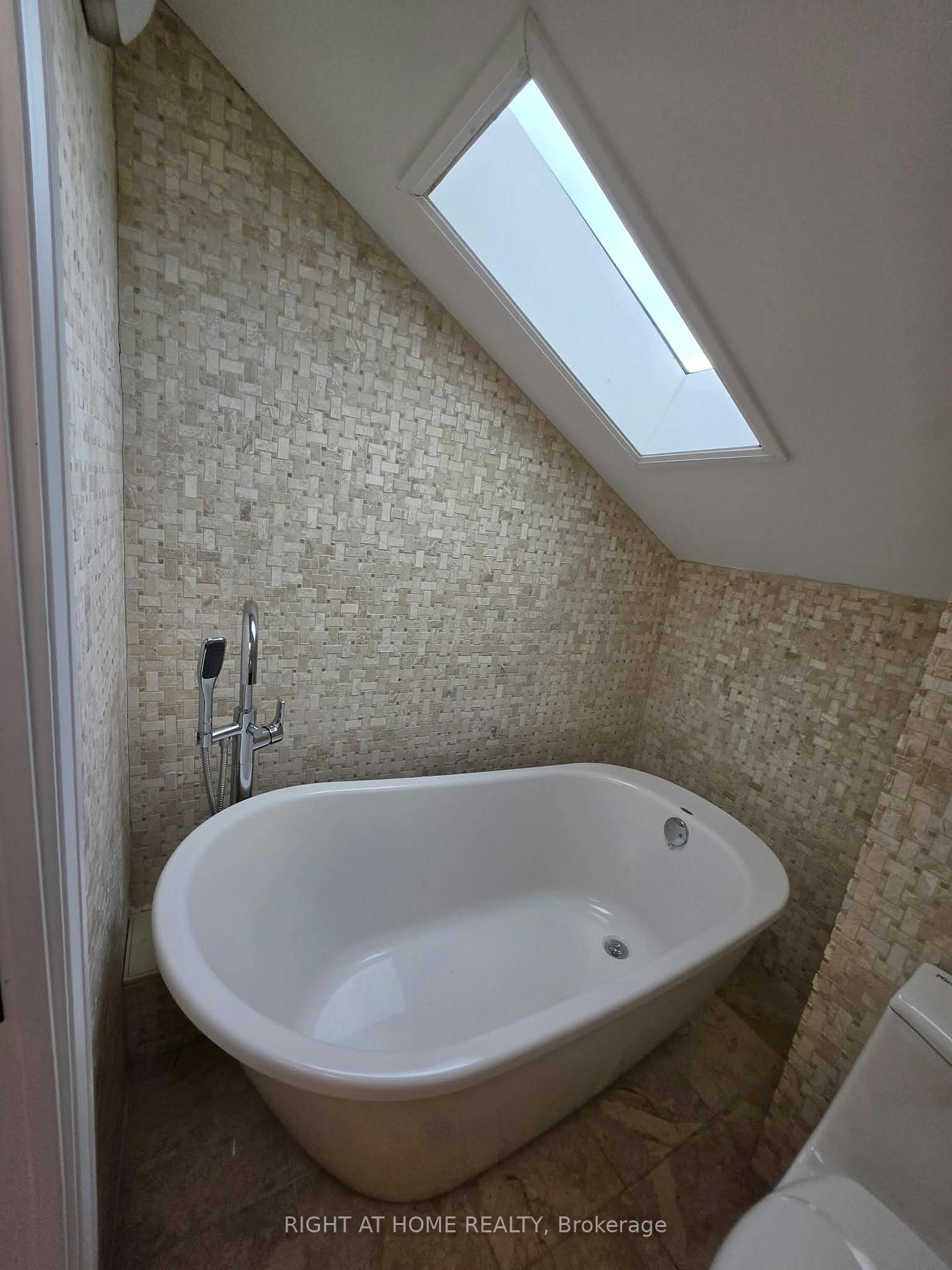 Photo 36 of Unit Main, 154 Davisville Avenue, Toronto, Mount Pleasant West — HOMEH