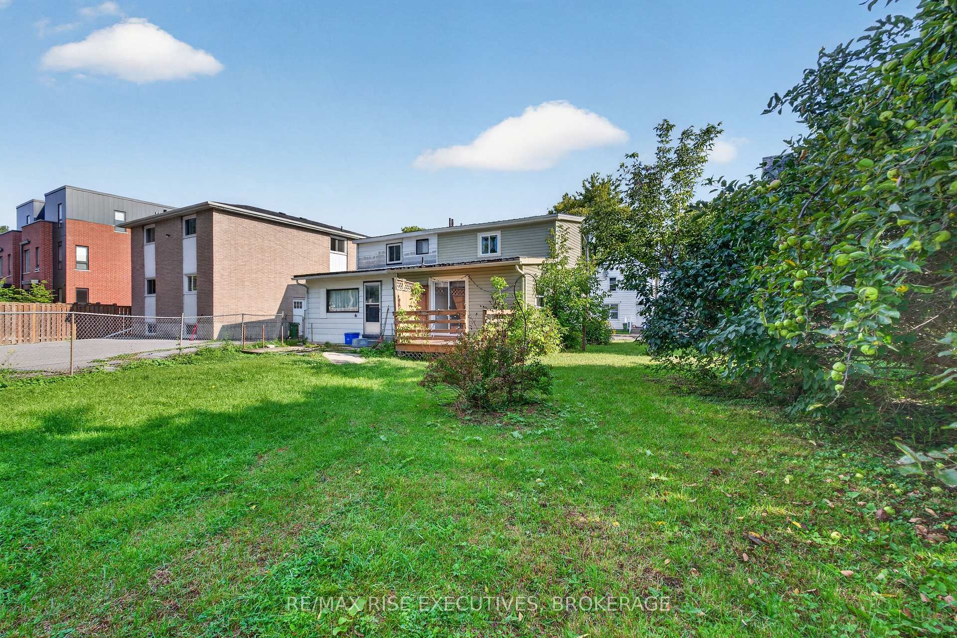 Photo 24 of 48 Elm Street, Kingston, East of Sir John A. Blvd — HOMEH