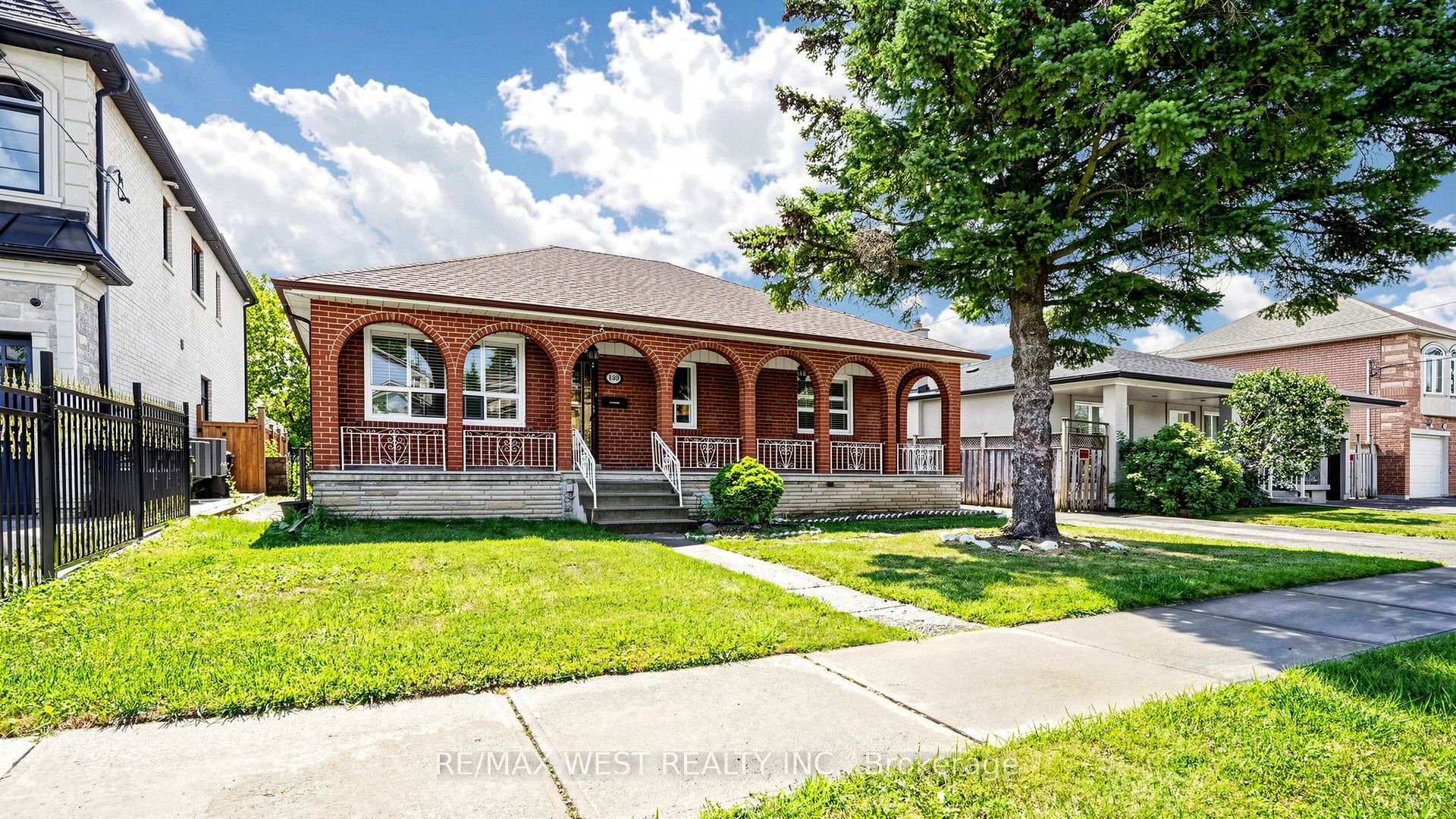 Photo 3 of Unit BSMT, 139 Ranee Avenue, Toronto, Englemount-Lawrence — HOMEH