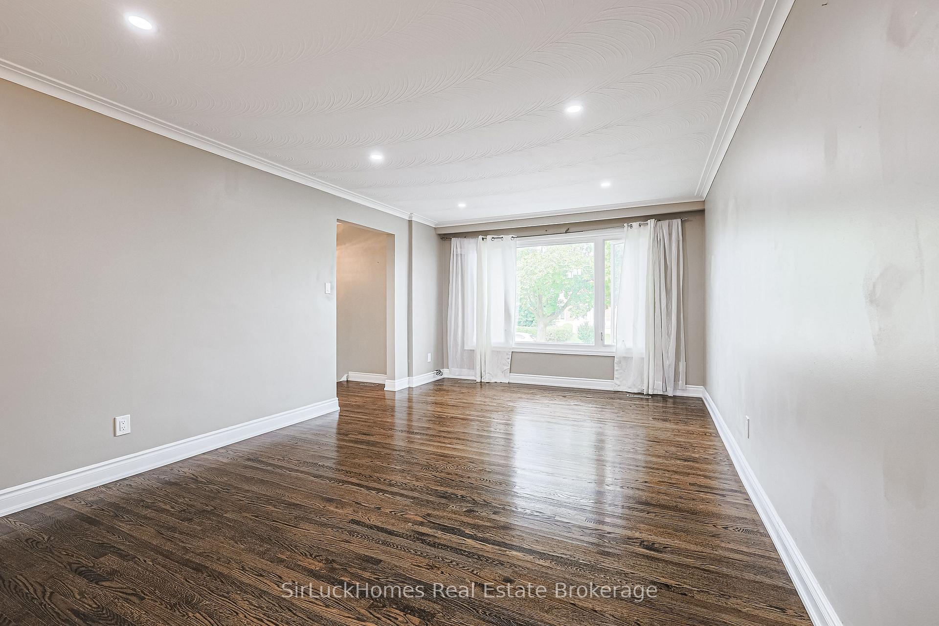 Photo 6 of 52 Dellbrook Crescent, North York, Humber Summit — HOMEH
