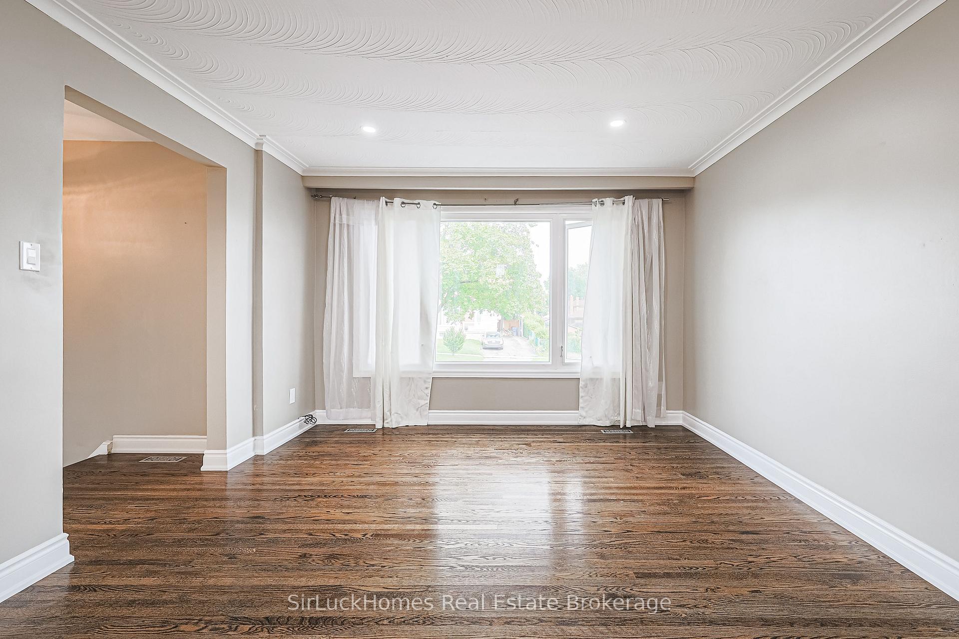 Photo 7 of 52 Dellbrook Crescent, North York, Humber Summit — HOMEH