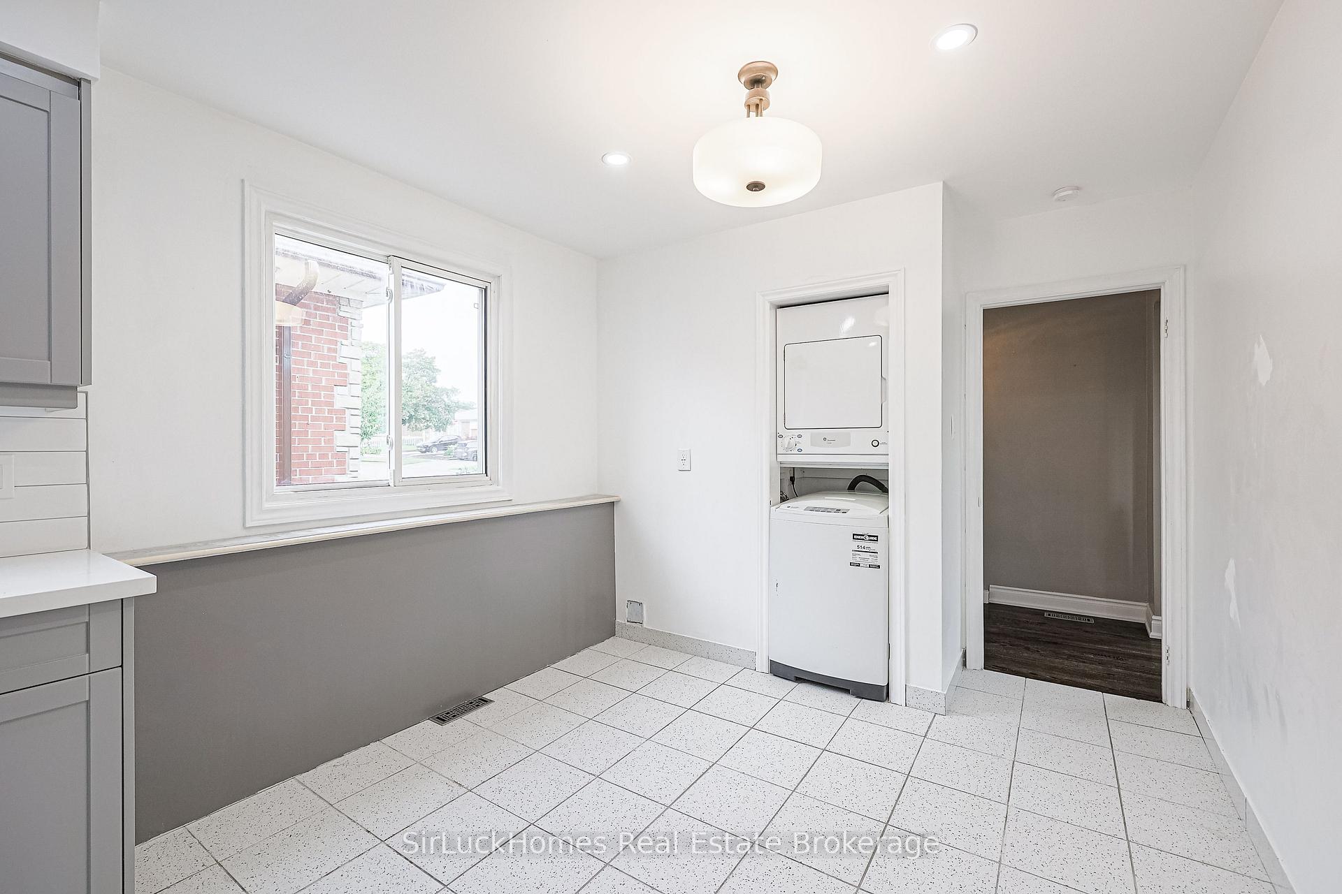 Photo 17 of 52 Dellbrook Crescent, North York, Humber Summit — HOMEH