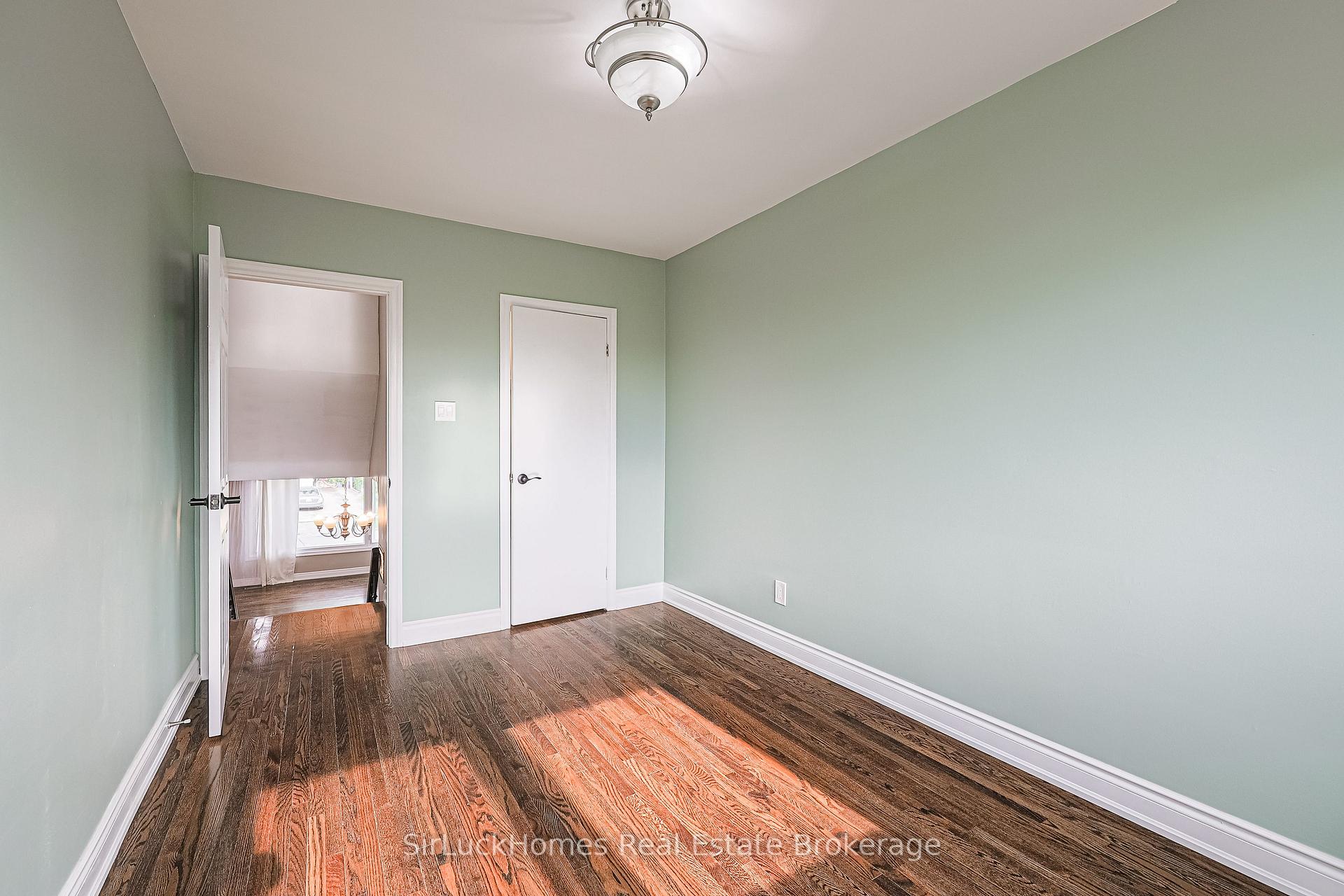 Photo 23 of 52 Dellbrook Crescent, North York, Humber Summit — HOMEH