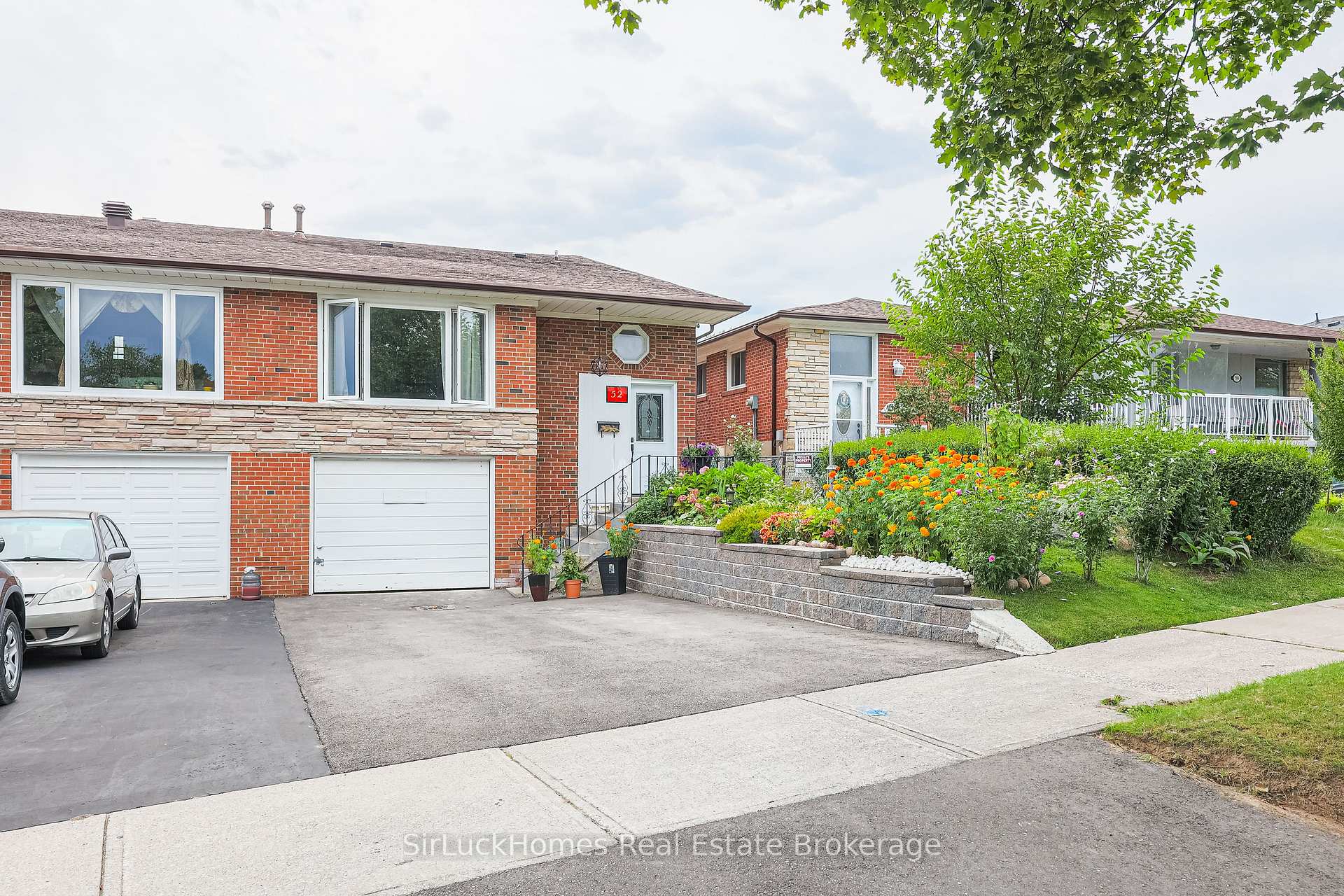 Photo 33 of 52 Dellbrook Crescent, North York, Humber Summit — HOMEH