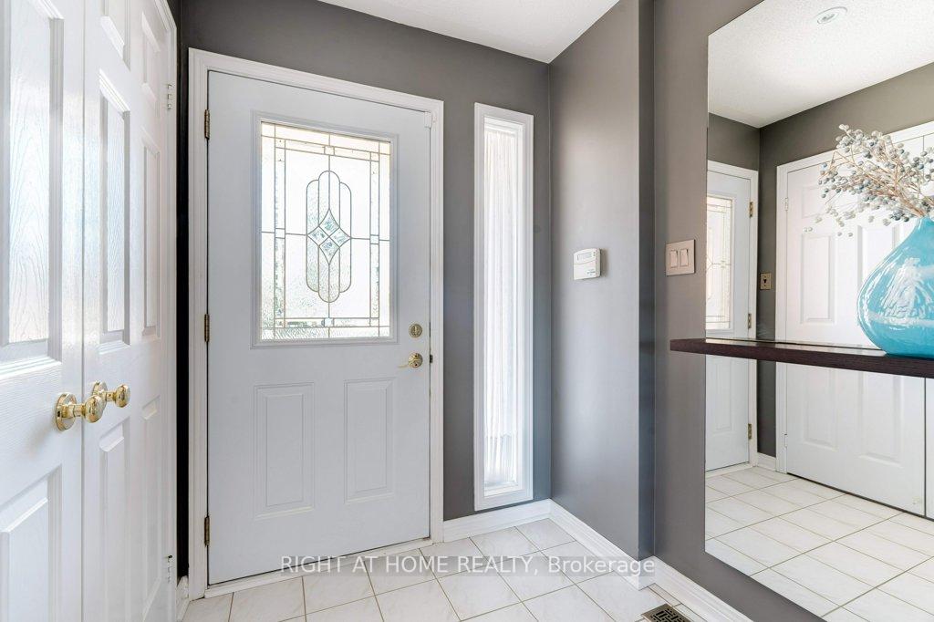 Photo 3 of 2109 Berwick Drive, Burlington, Rose — HOMEH