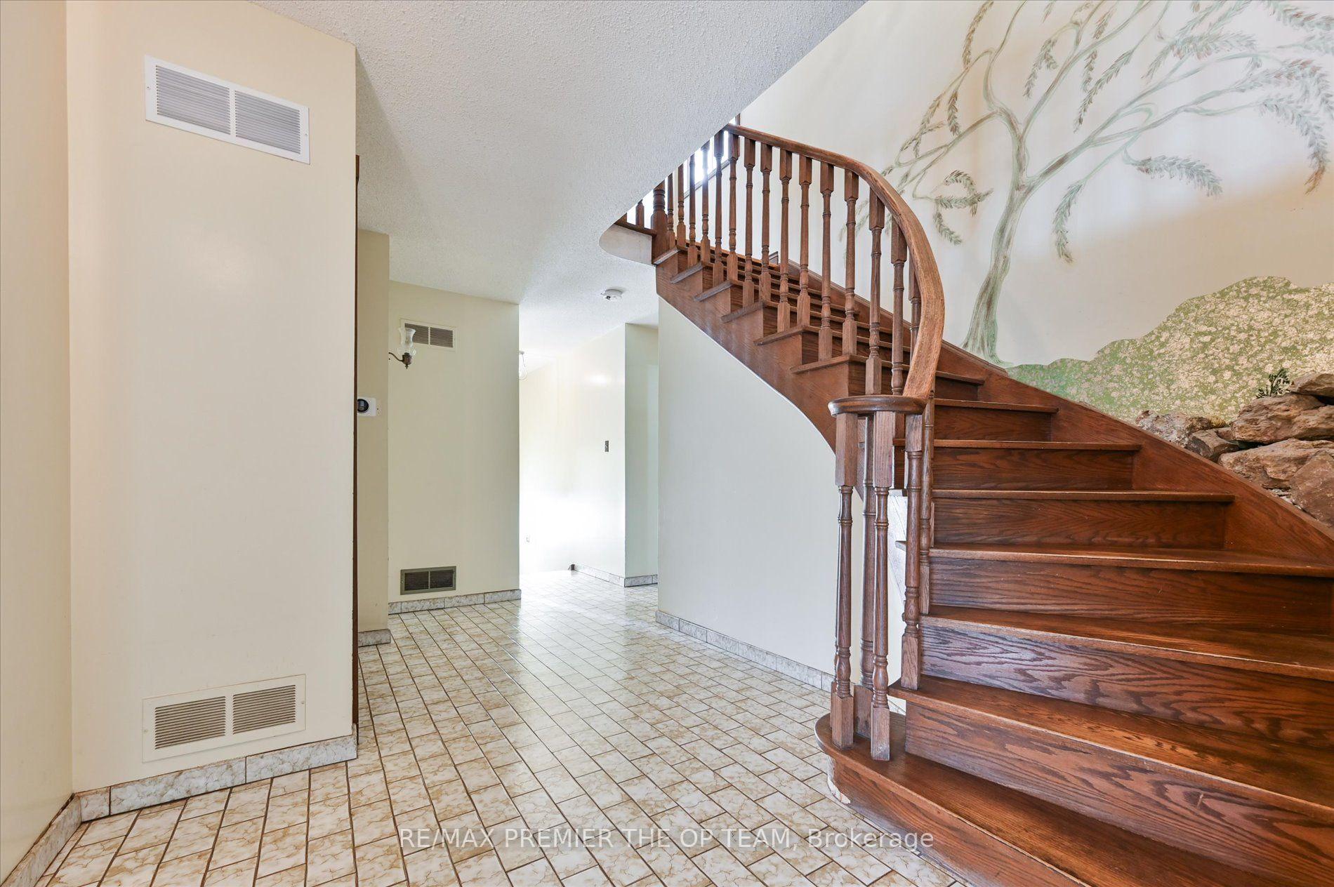 Photo 6 of 82 Highland Park Drive, Markham, Grandview — HOMEH