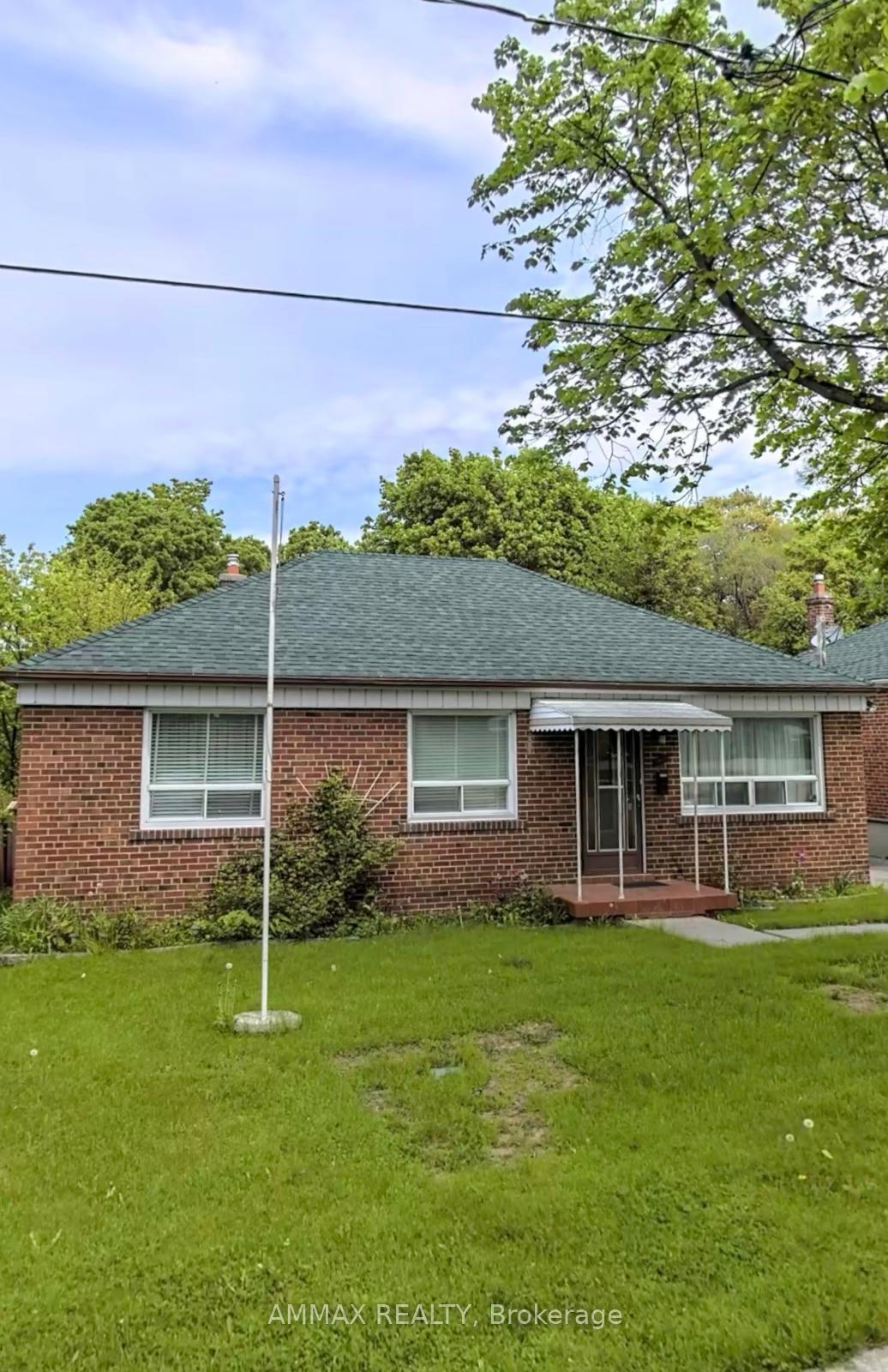 Photo 5 of 42 Arrowsmith Avenue, North York, Brookhaven-Amesbury — HOMEH