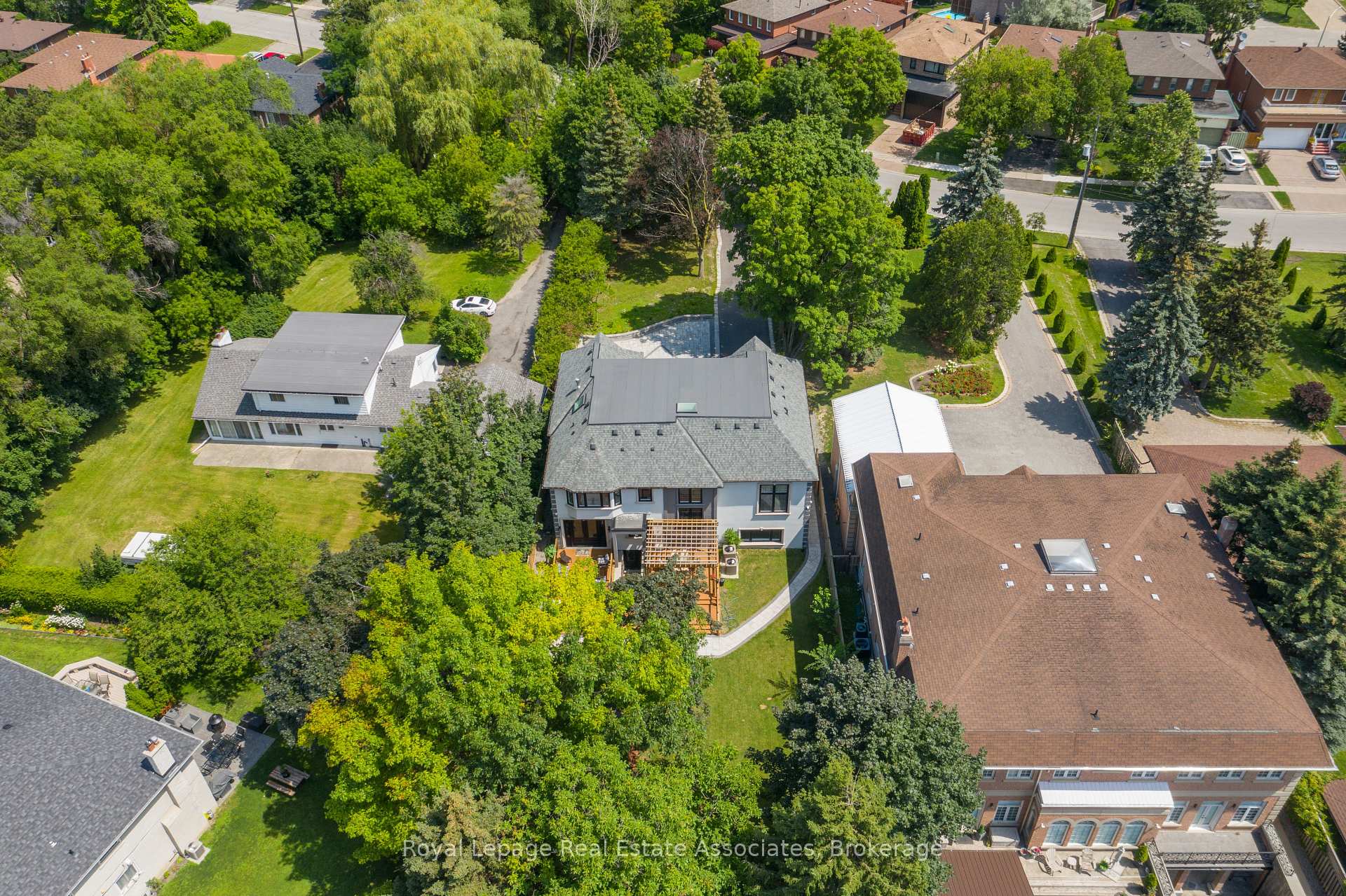 Photo 38 of 96 Elmcrest Road, Etobicoke, Eringate-Centennial-West Deane — HOMEH