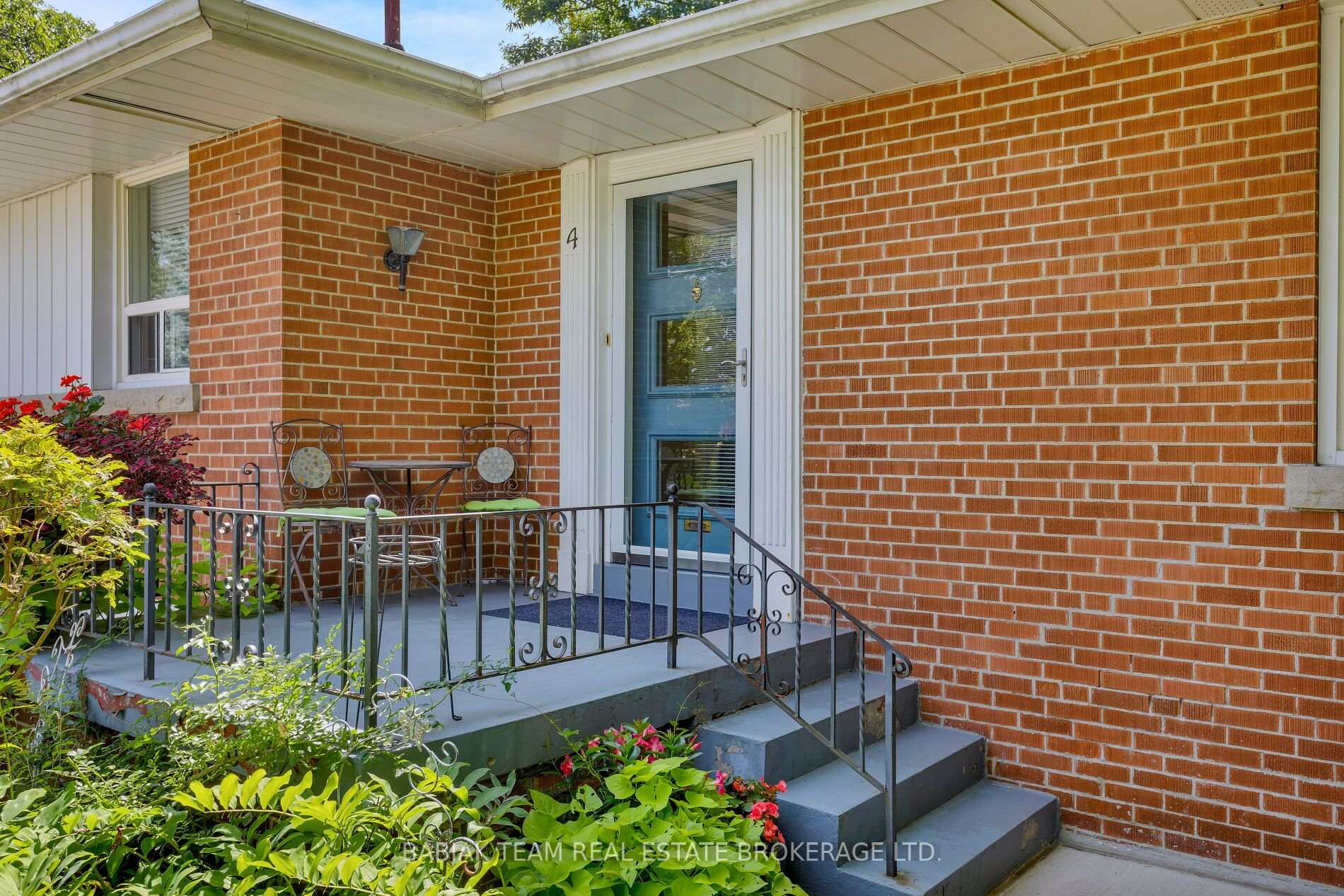 Photo 2 of 4 Ivy Lea Crescent, Etobicoke, Stonegate-Queensway — HOMEH